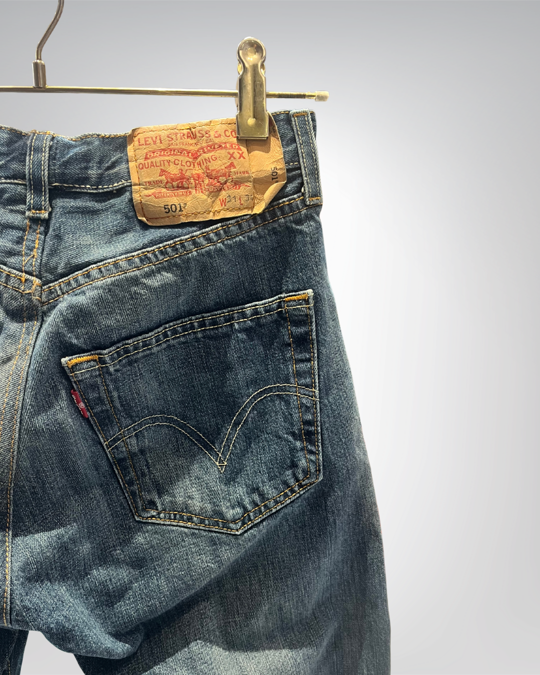 Jeans Levi's 501 W31 L34 - numéro GGGG – Le Vintage de Julie