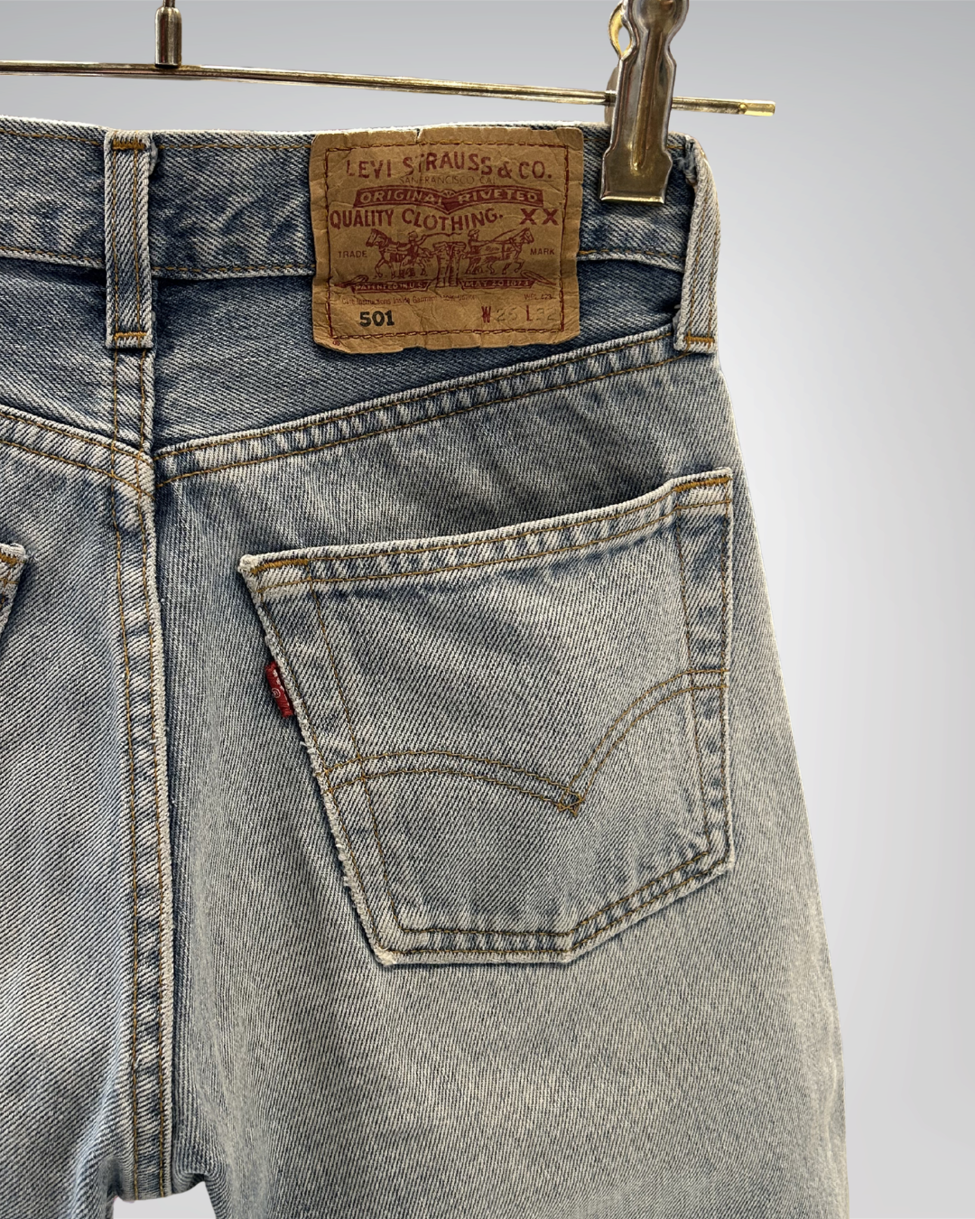 Jeans Levi's 501 W26 L32 - Numéro B4