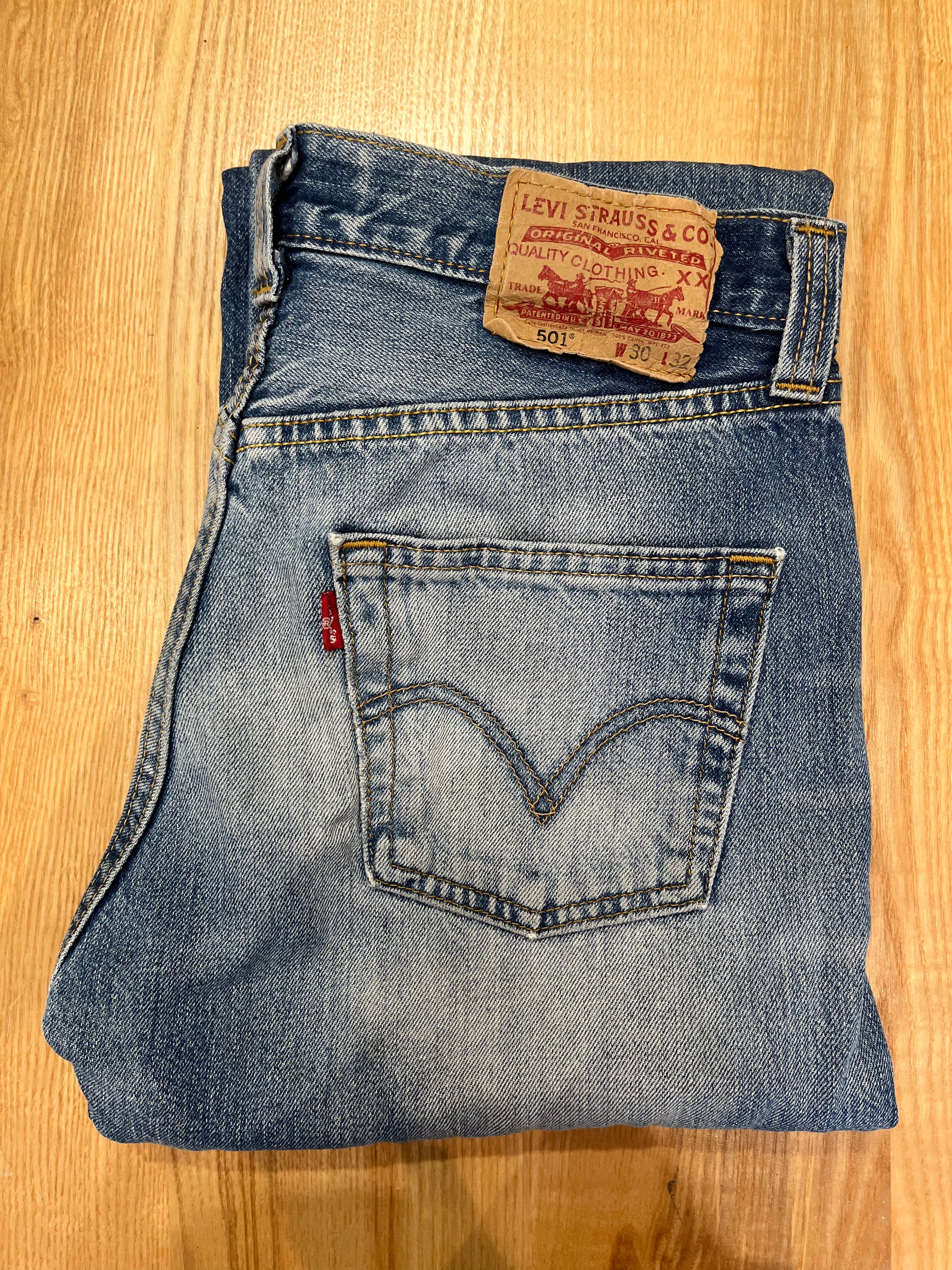 Jeans Levi s 501 W30 L32 numero UU Le Vintage de Julie