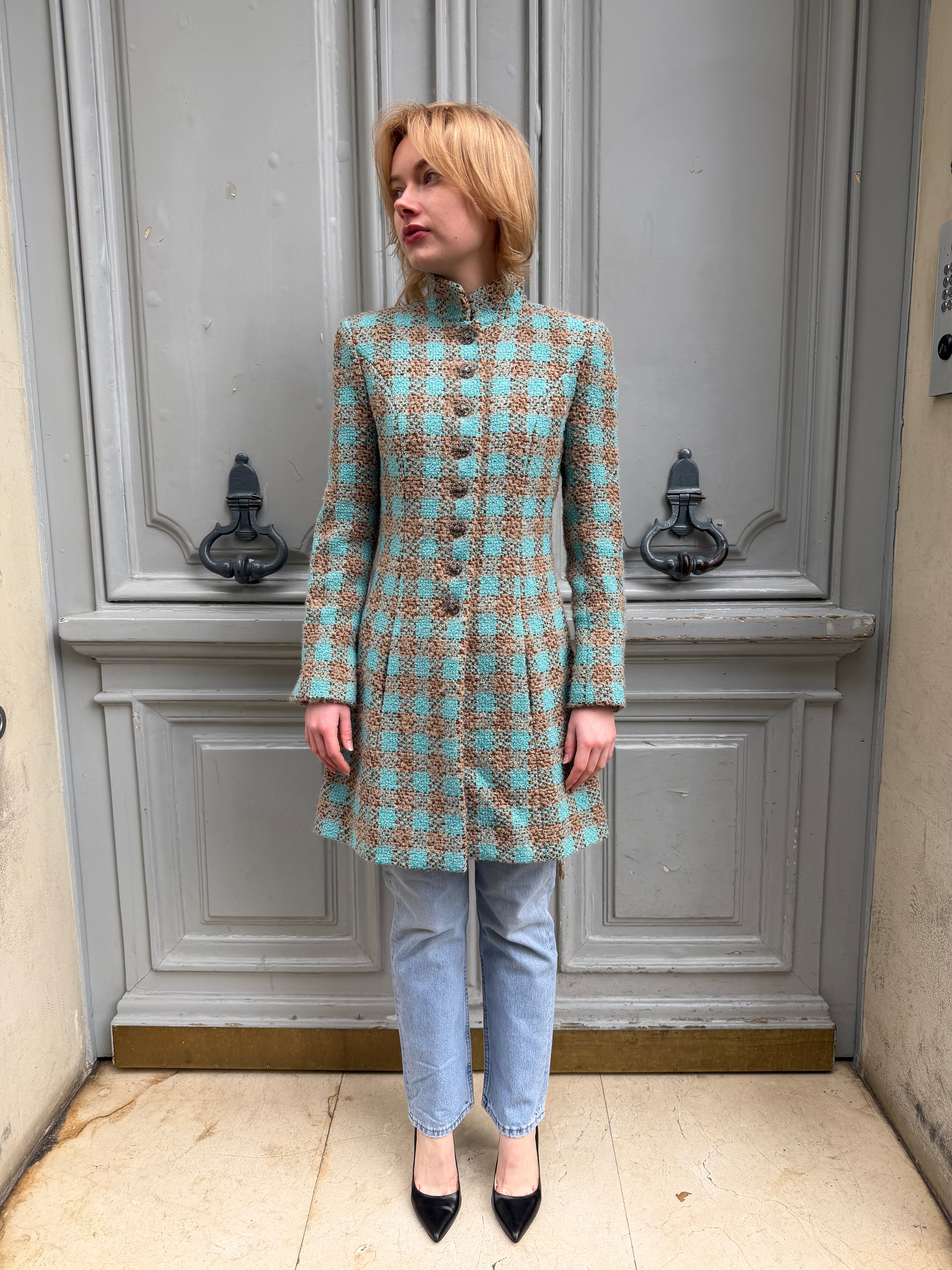 Manteau Chanel en tweed damier turquoise et camel