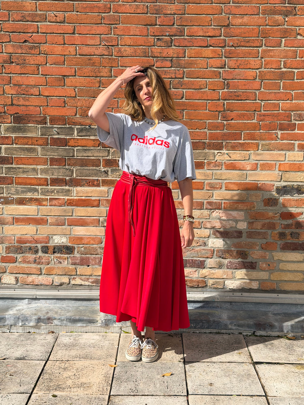 Robe upcyclée Adidas gris et rouge