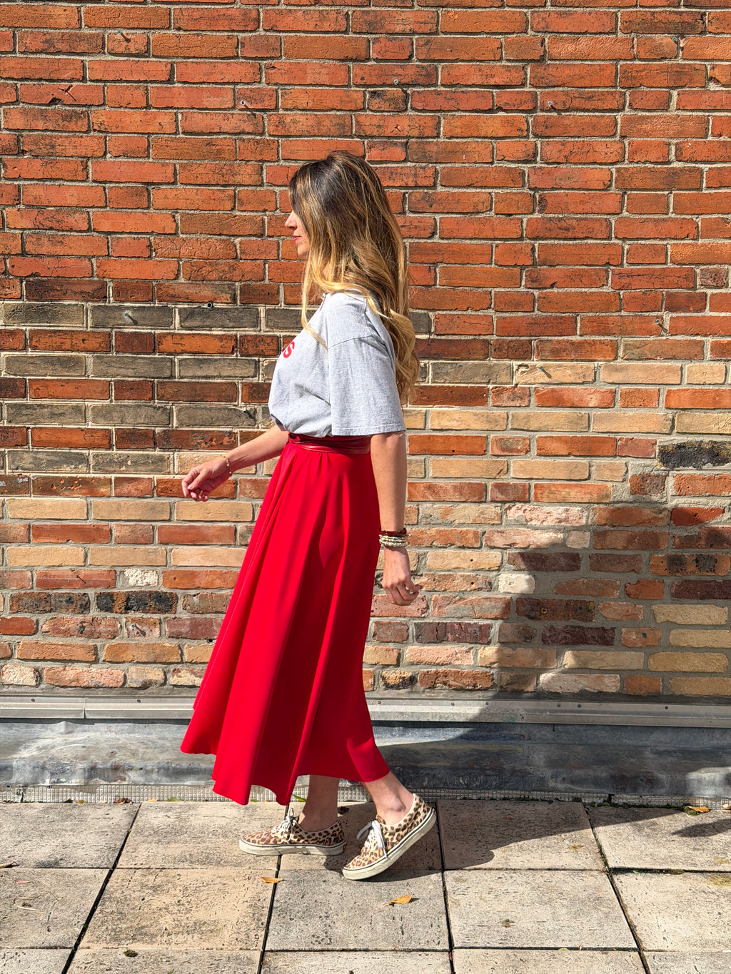 Robe upcyclée Adidas gris et rouge