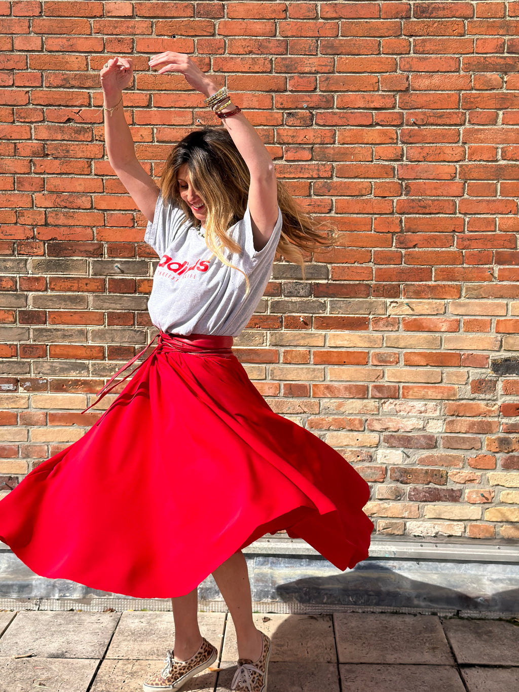 Robe upcyclée Adidas gris et rouge