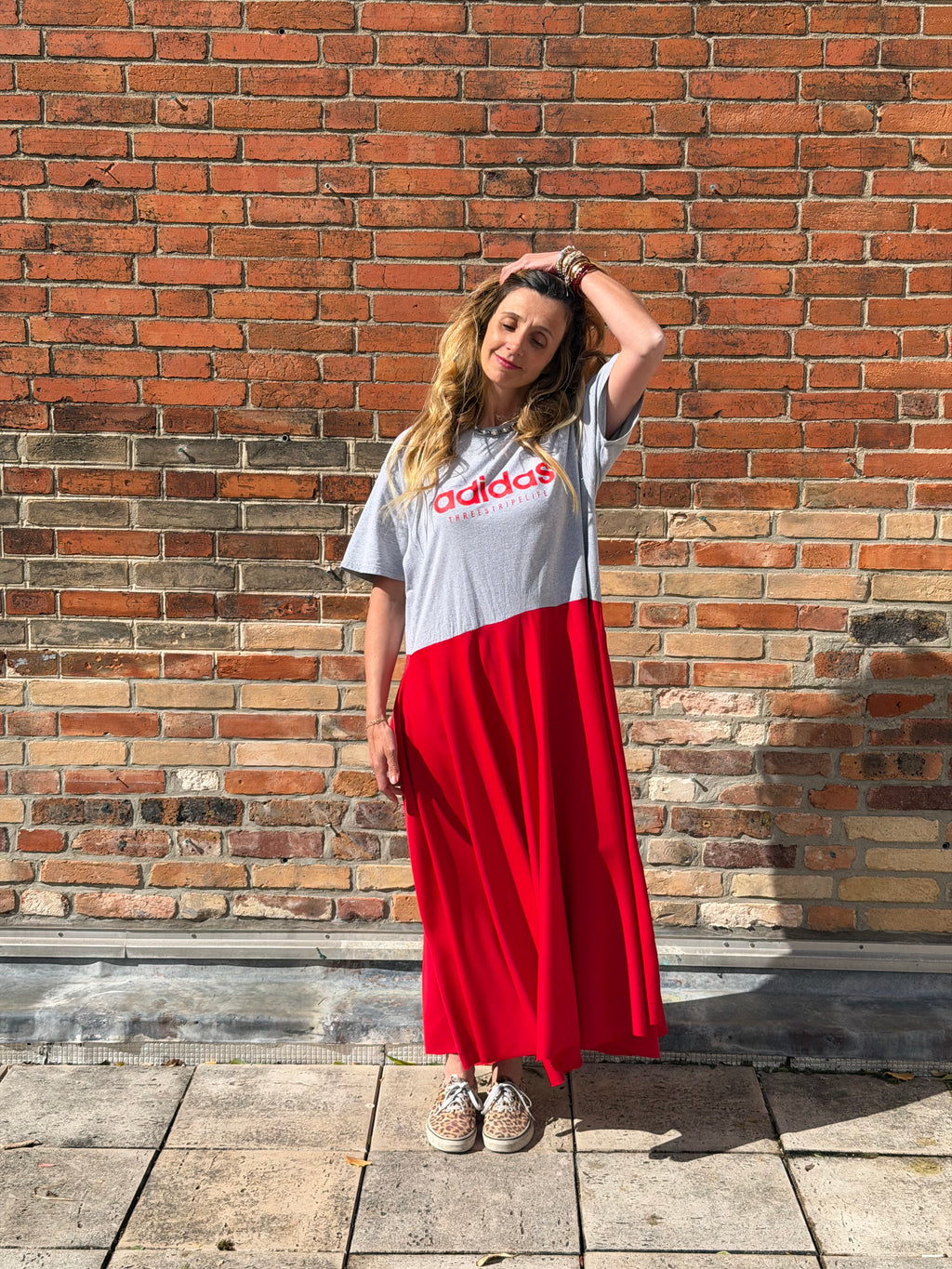 Robe upcyclée Adidas gris et rouge