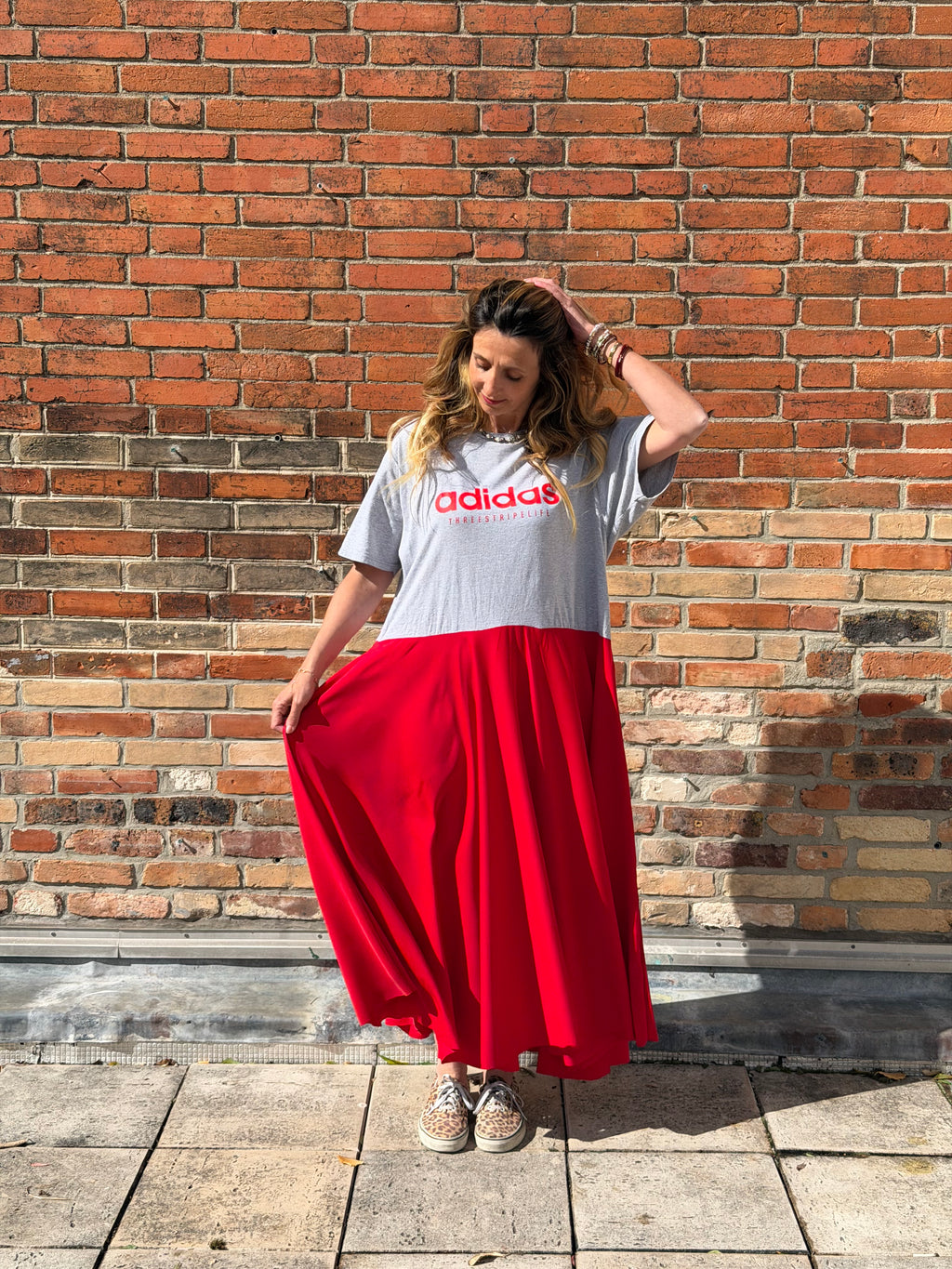 Robe upcyclée Adidas gris et rouge
