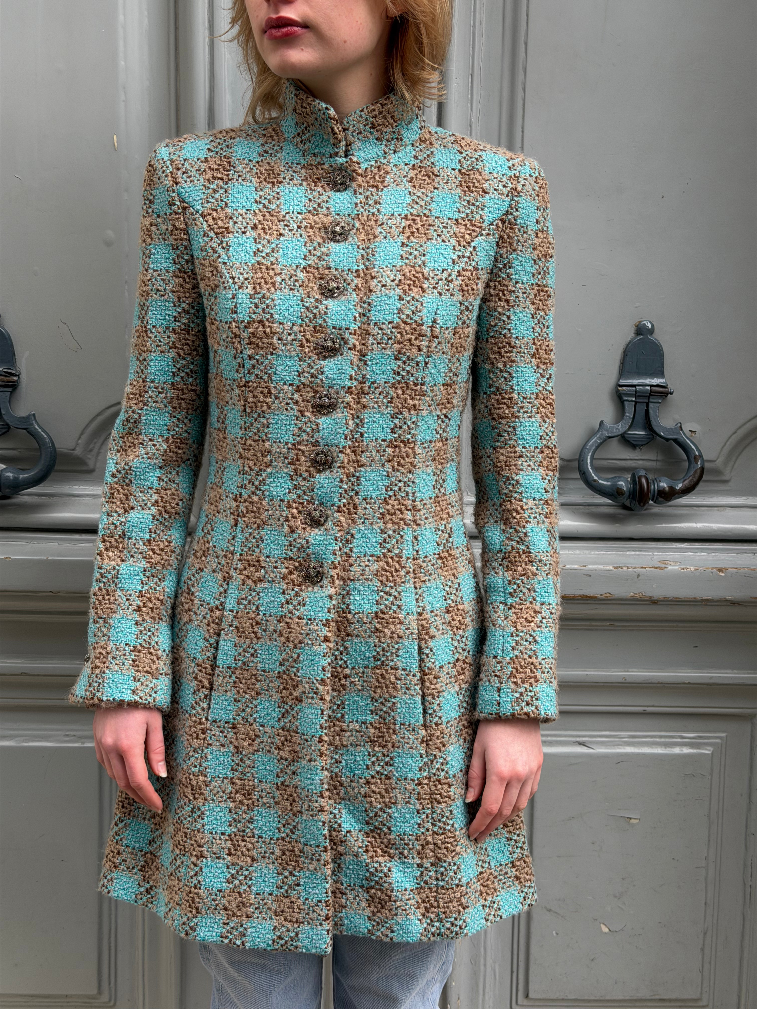 Manteau Chanel en tweed damier turquoise et camel