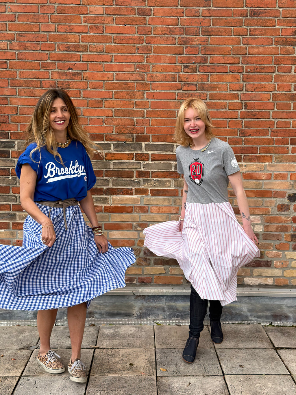 Robe upcyclée Nike grise et rayures rouges