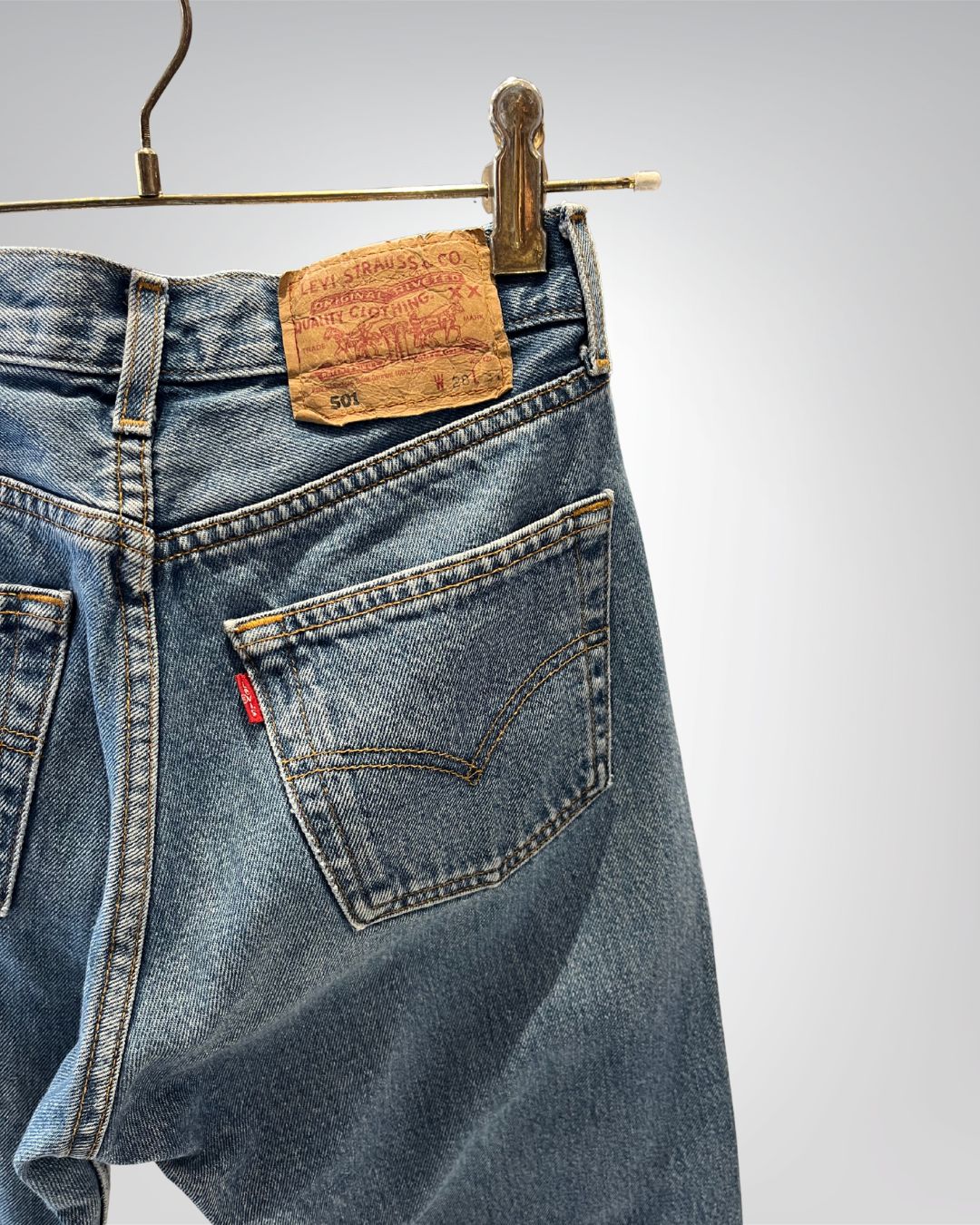 Jeans Levi's 501 W28 L32 - Numéro DD