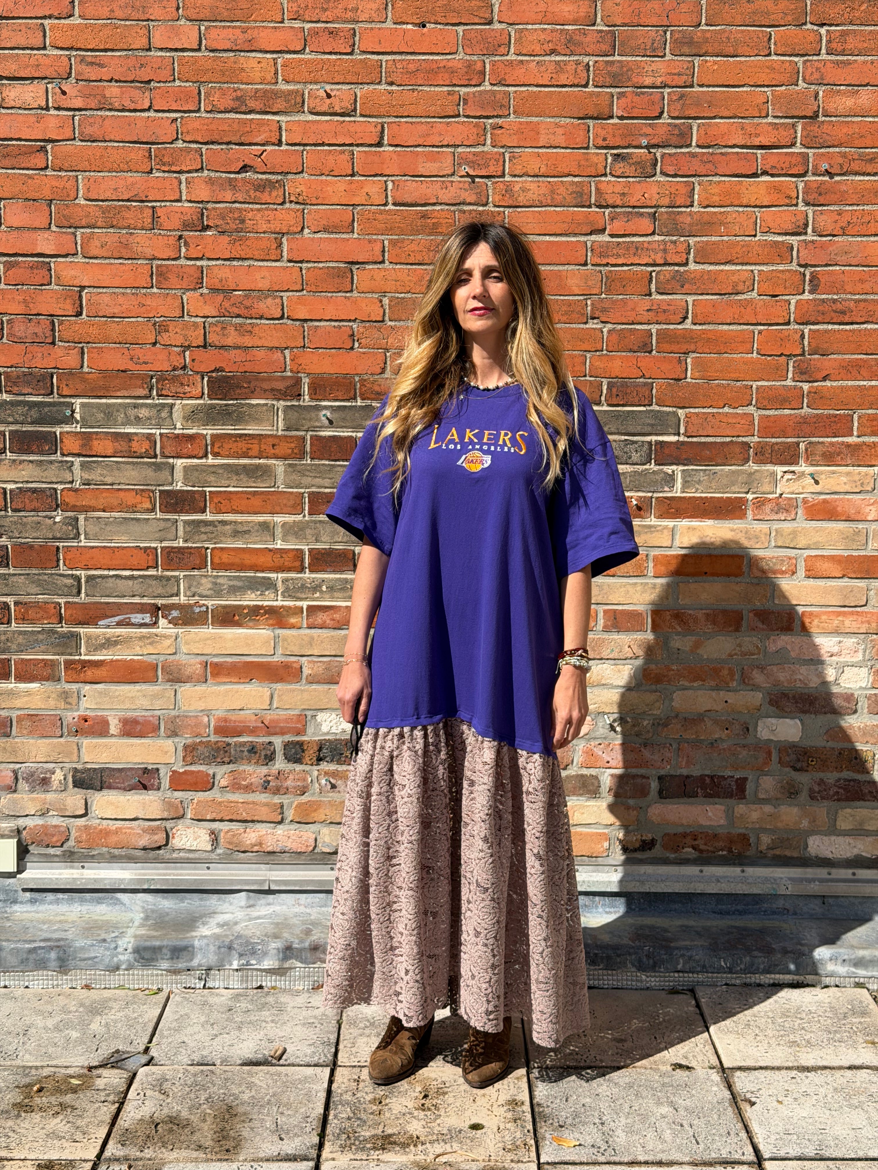 Robe upcyclée Lakers violette et dentelle
