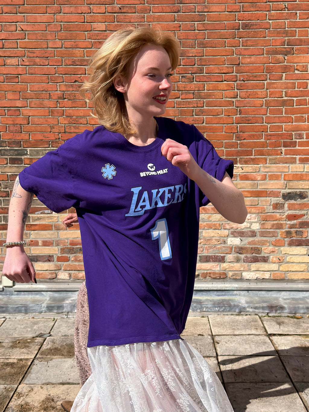 Robe upcyclée Lakers violette et dentelle blanche