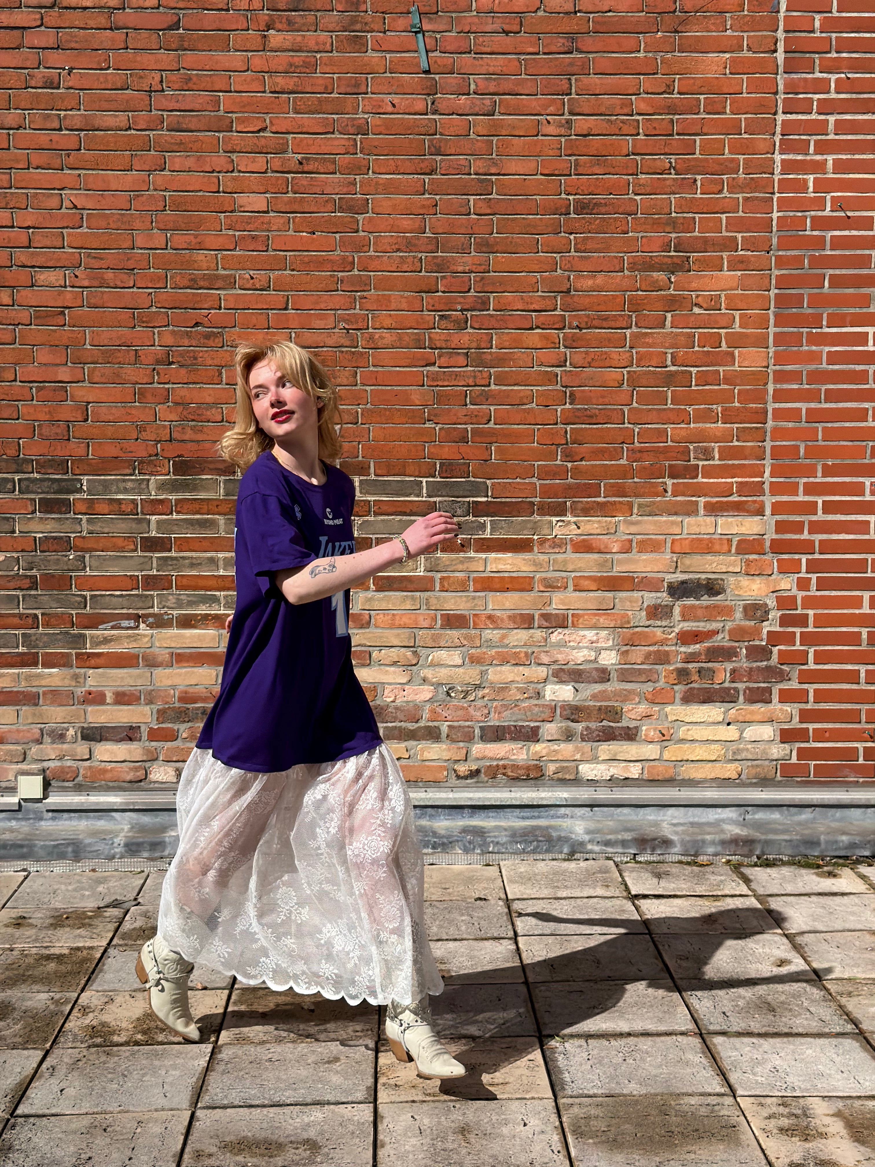 Robe upcyclée Lakers violette et dentelle blanche