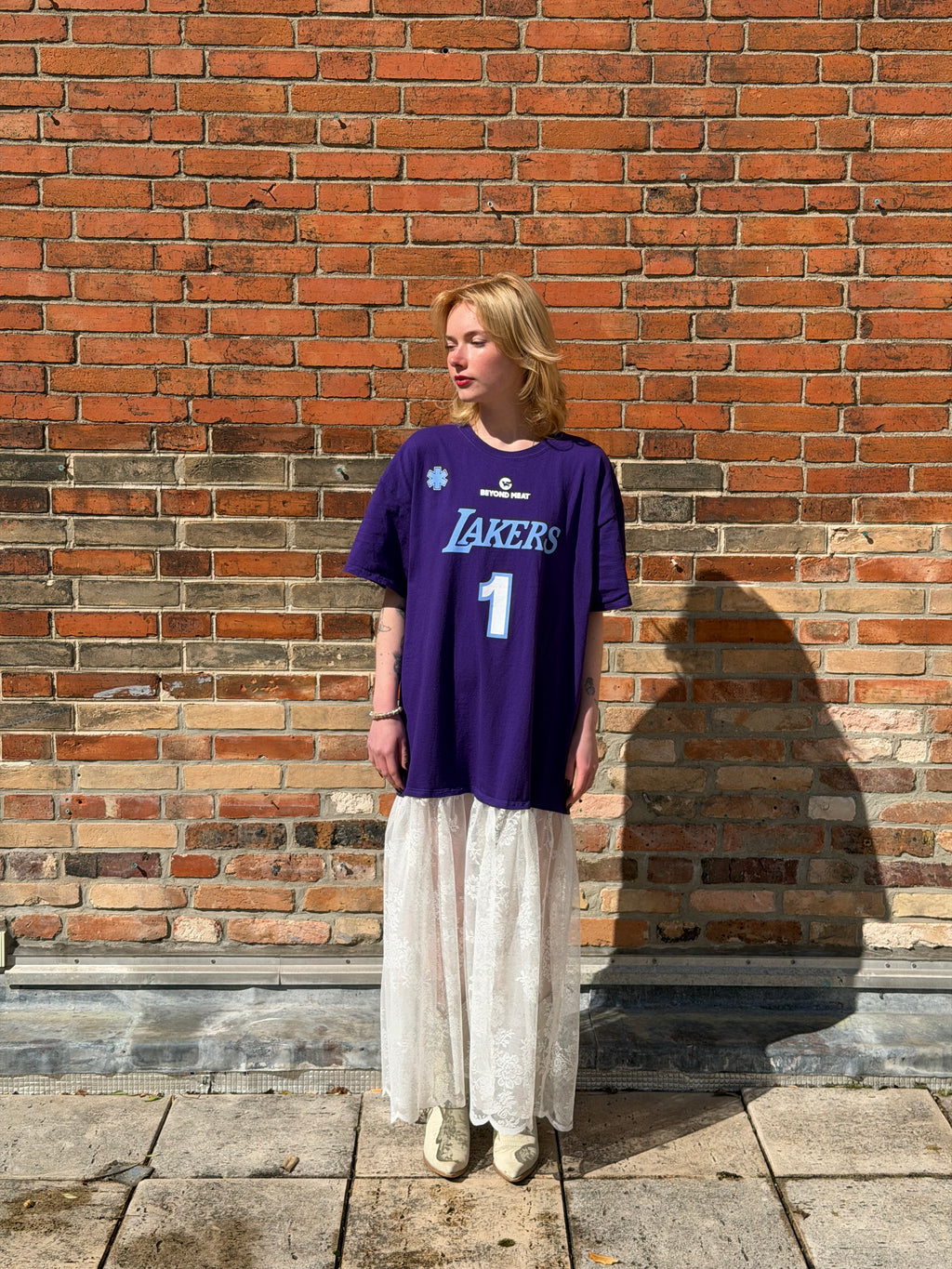 Robe upcyclée Lakers violette et dentelle blanche