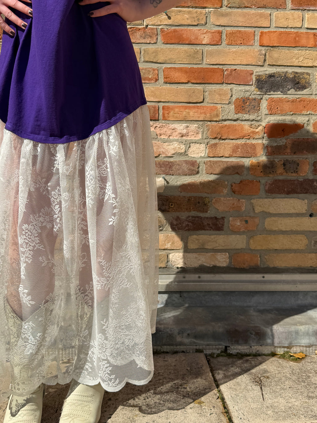 Robe upcyclée Lakers violette et dentelle blanche