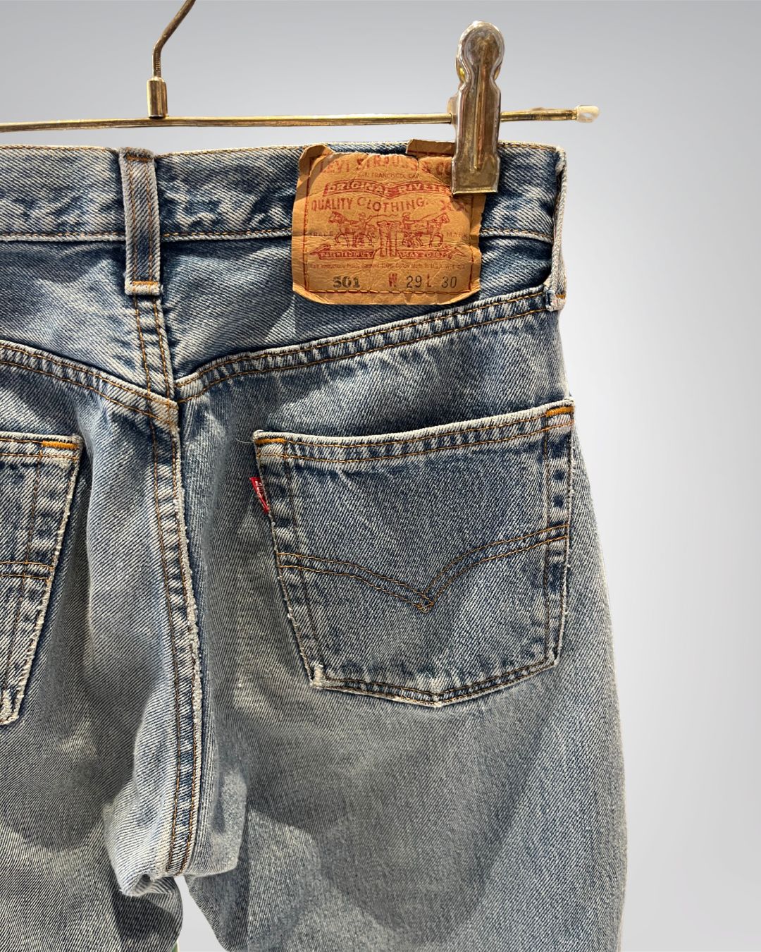 Jeans Levi's 501 W29 L30 - Numéro EE