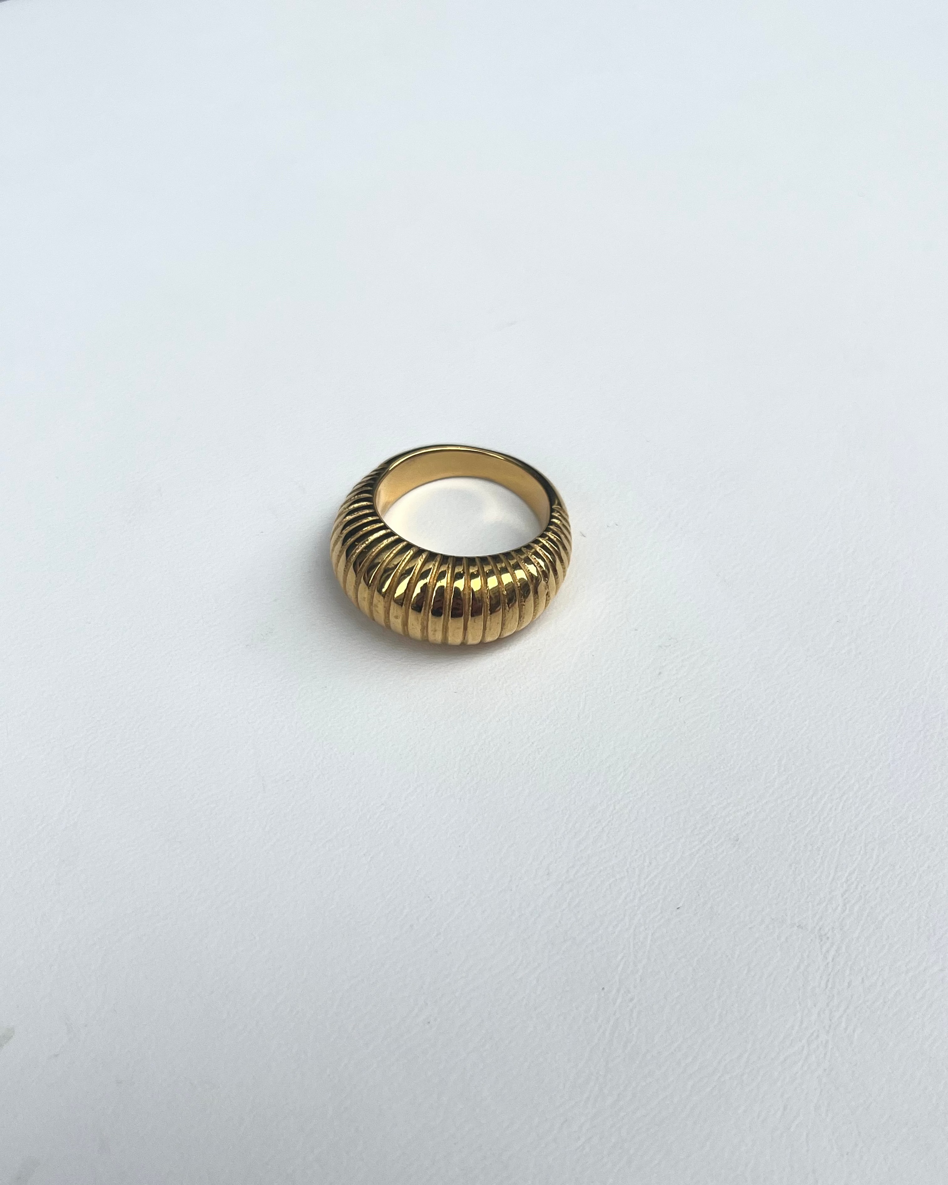Bague godronnée dorée
