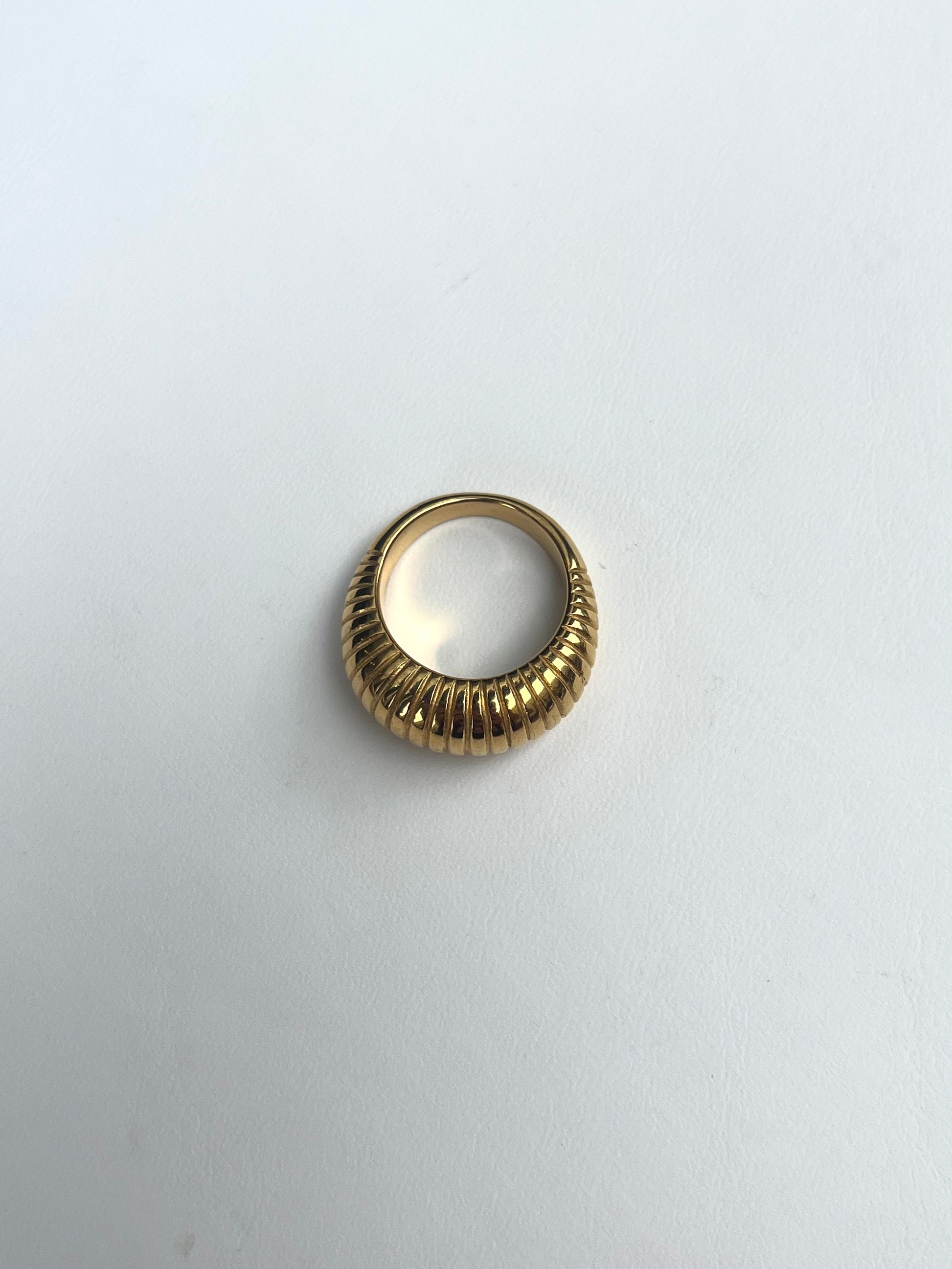 Bague godronnée dorée