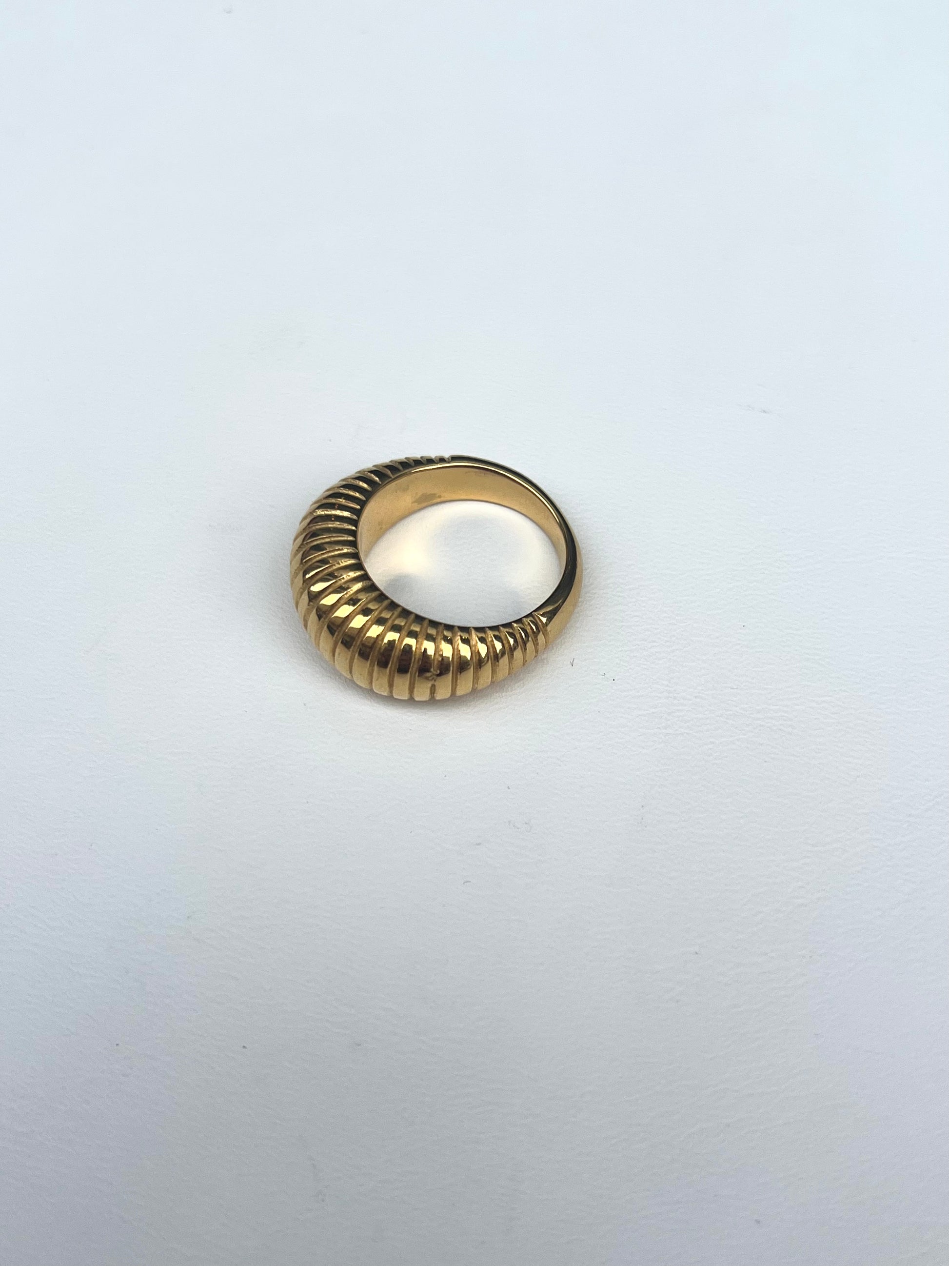 Bague godronnée dorée