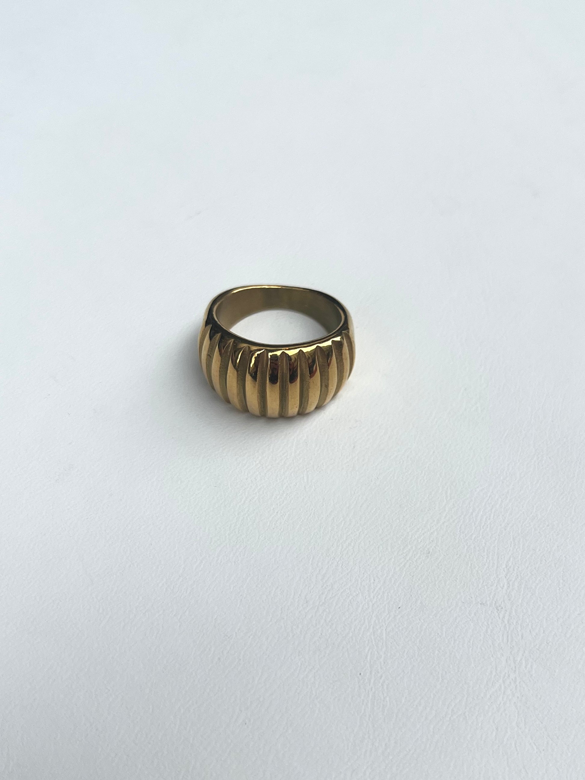 Bague bombée godronnée dorée