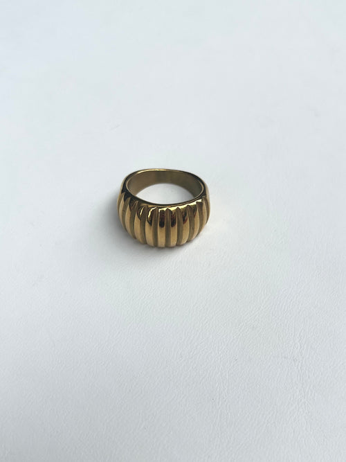 Bague bombée godronnée dorée