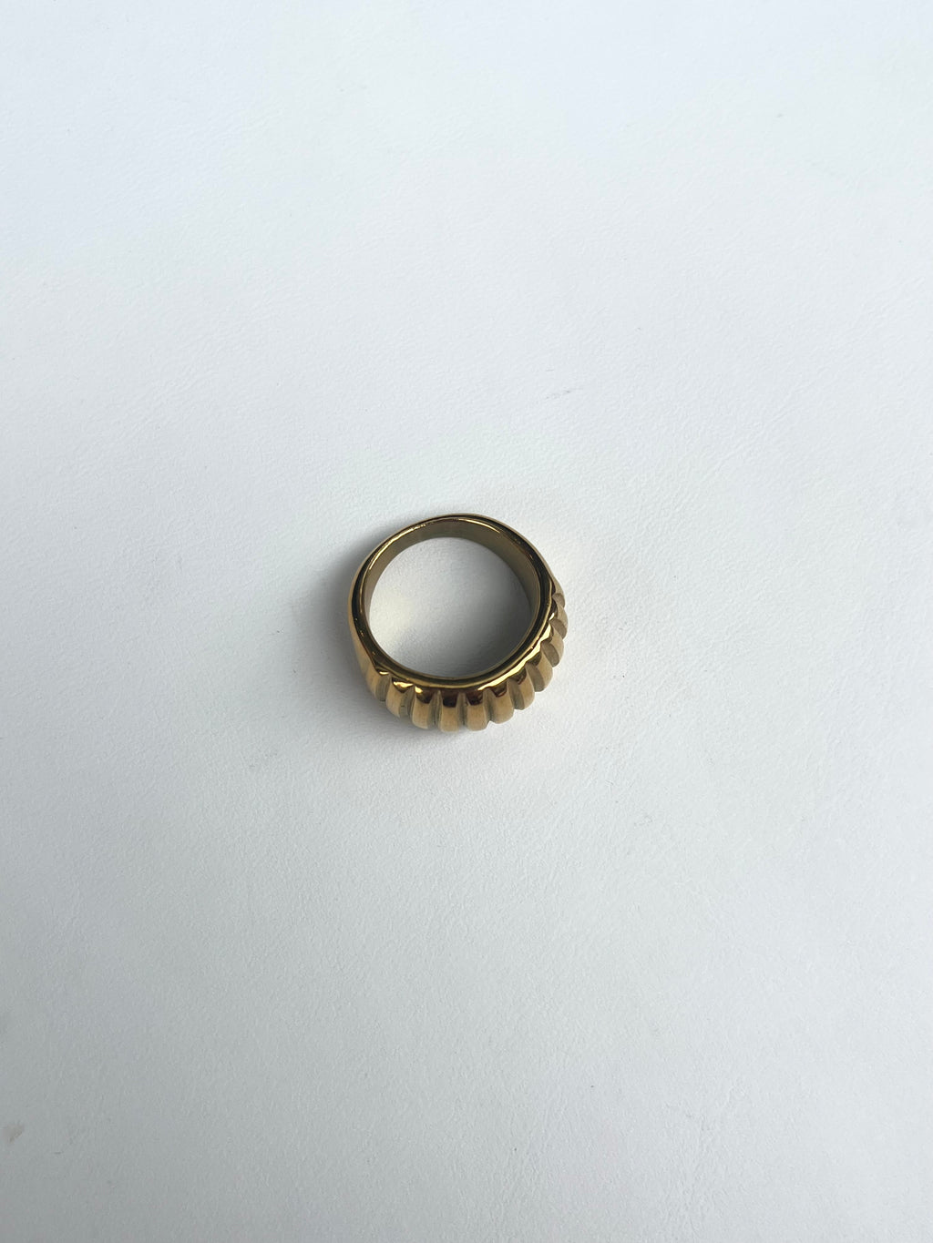 Bague bombée godronnée dorée