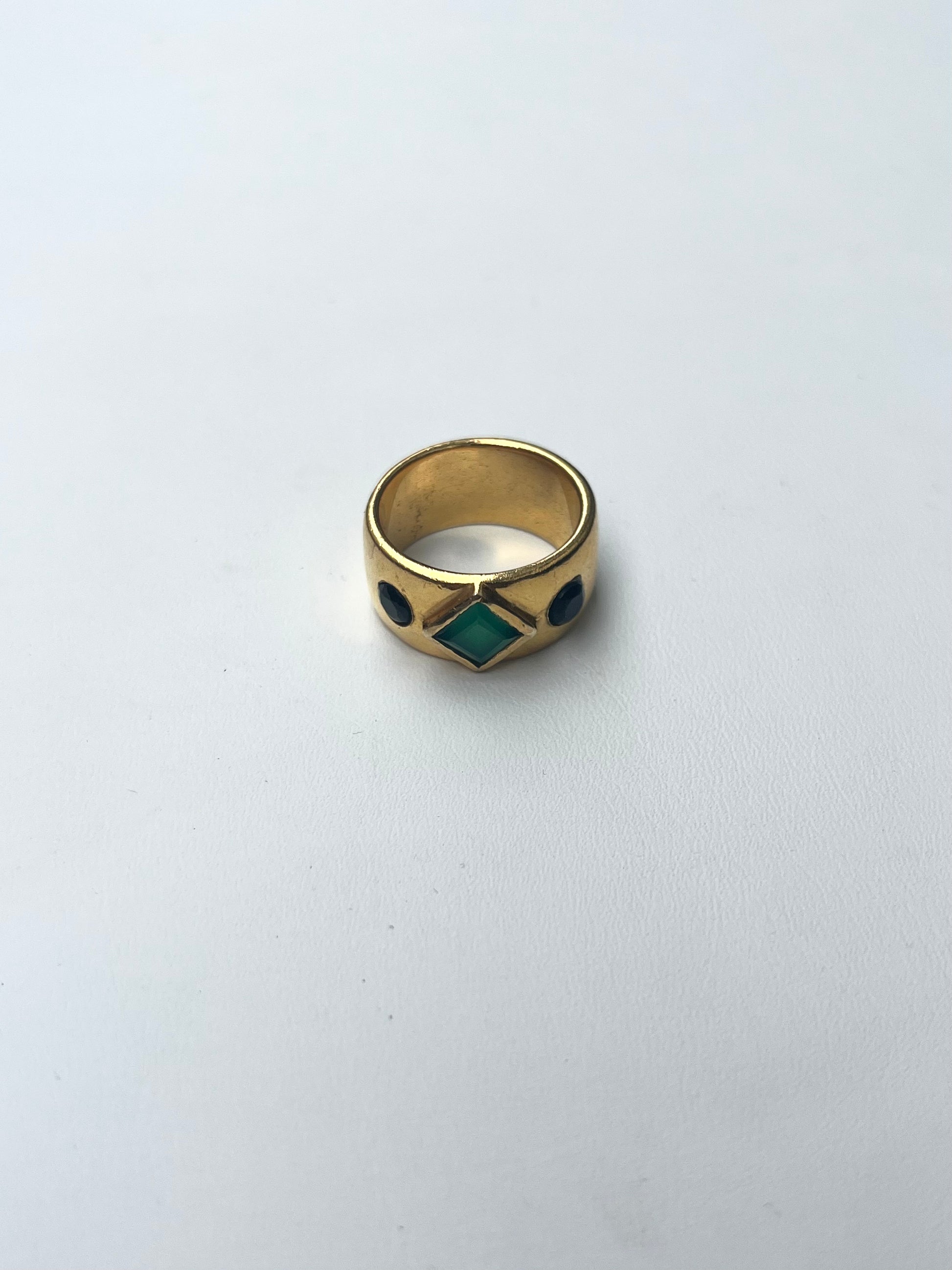 bague dorée sertie de pierres