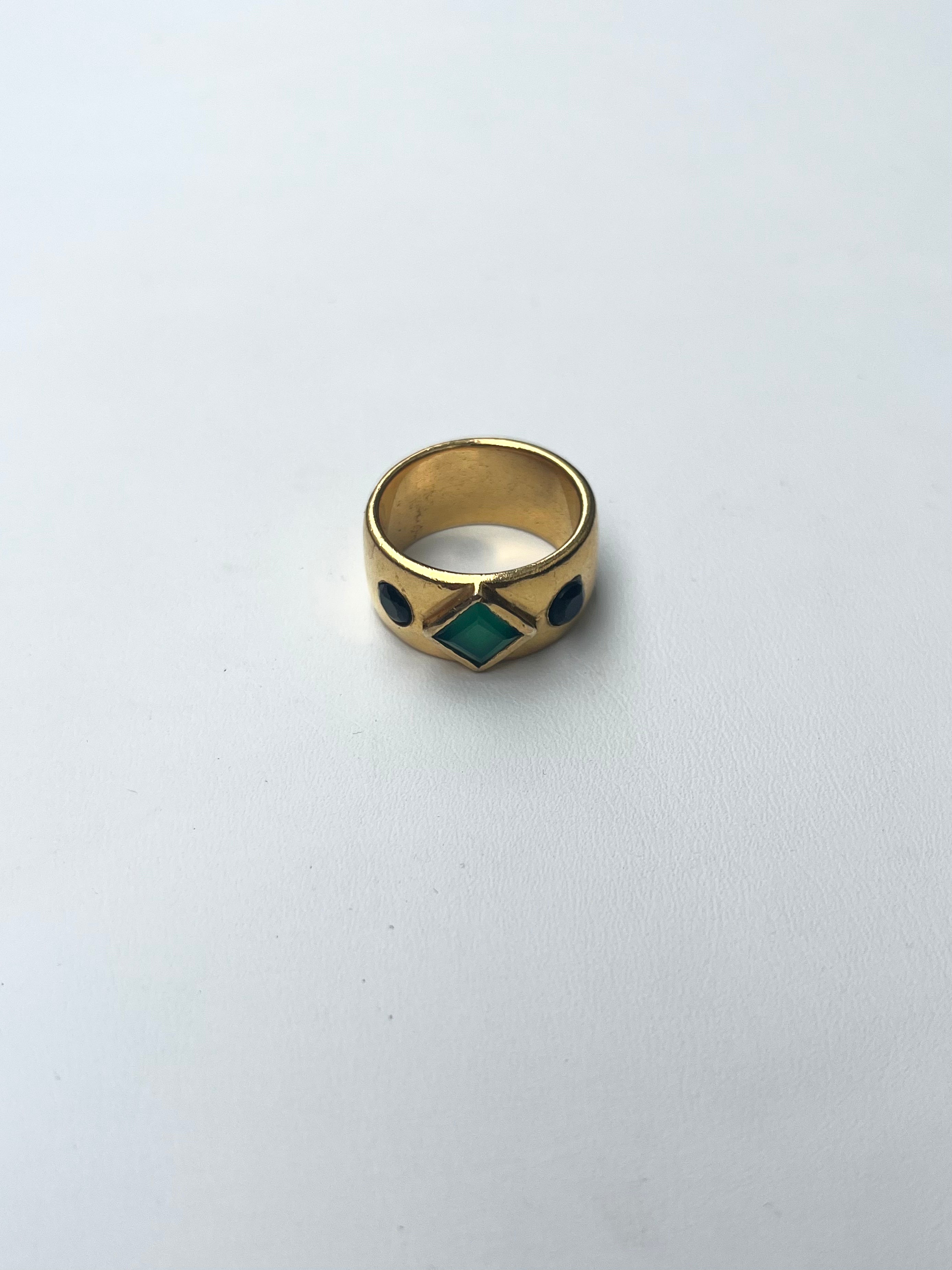 bague dorée sertie de pierres