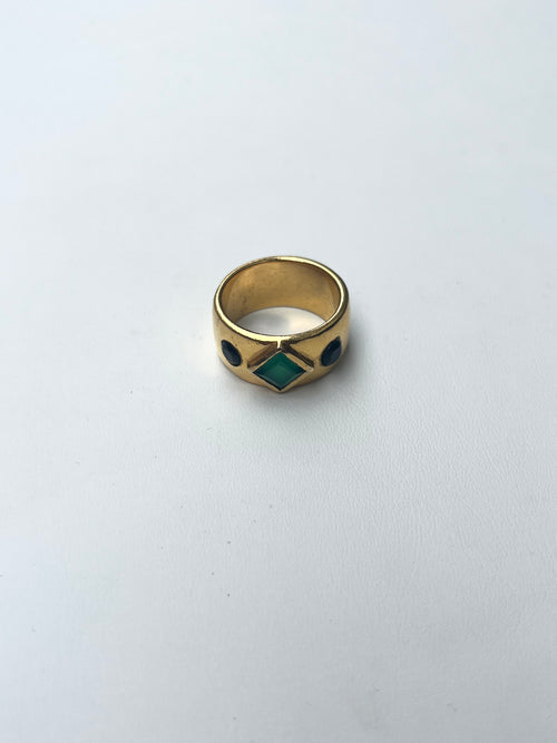 bague dorée sertie de pierres