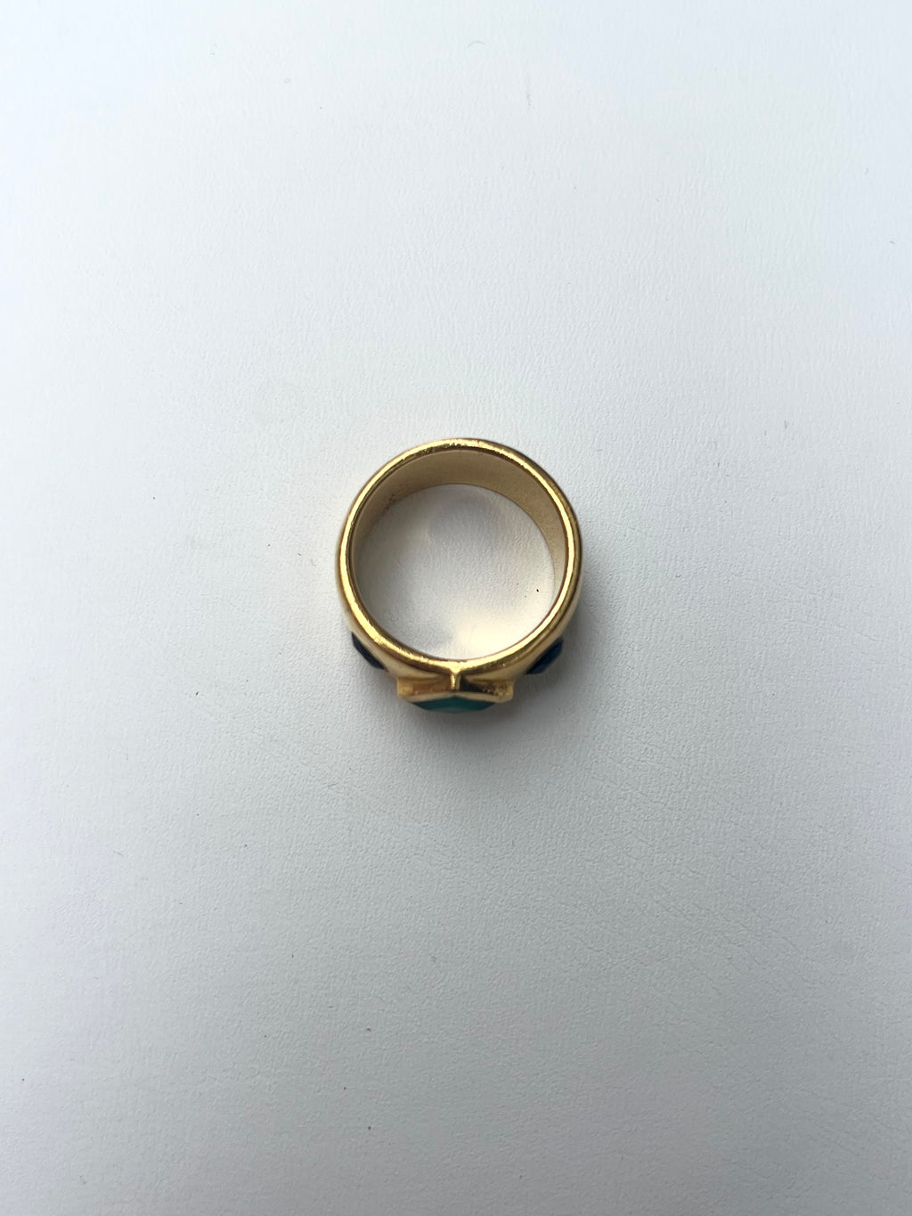 bague dorée sertie de pierres
