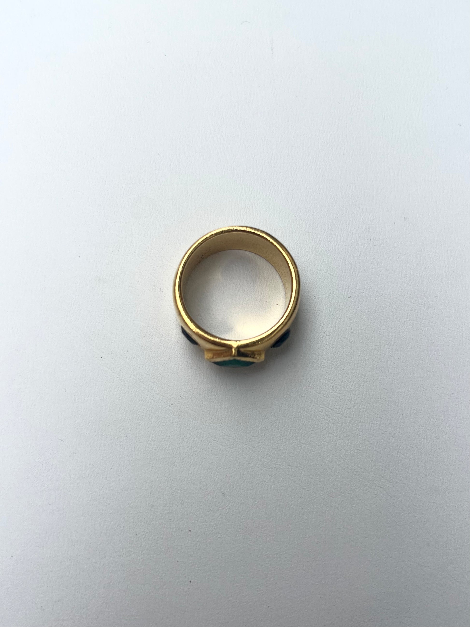 bague dorée sertie de pierres