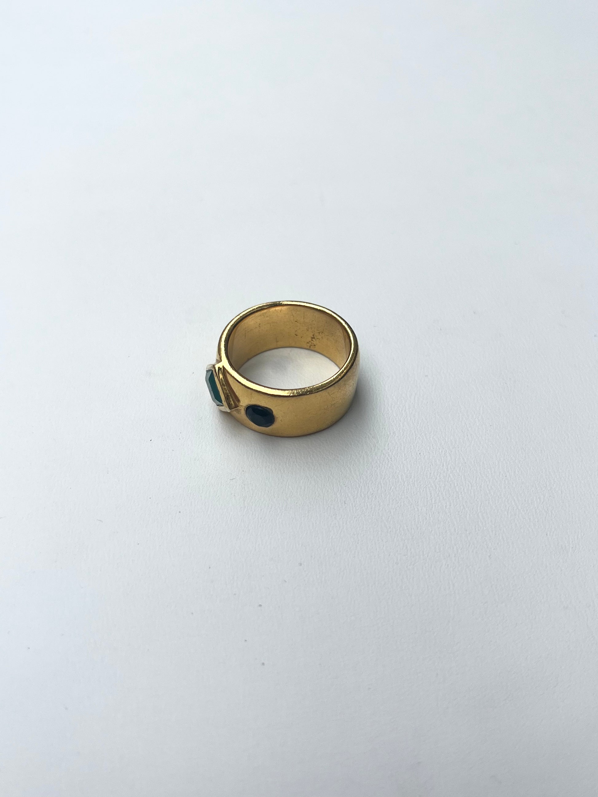 bague dorée sertie de pierres