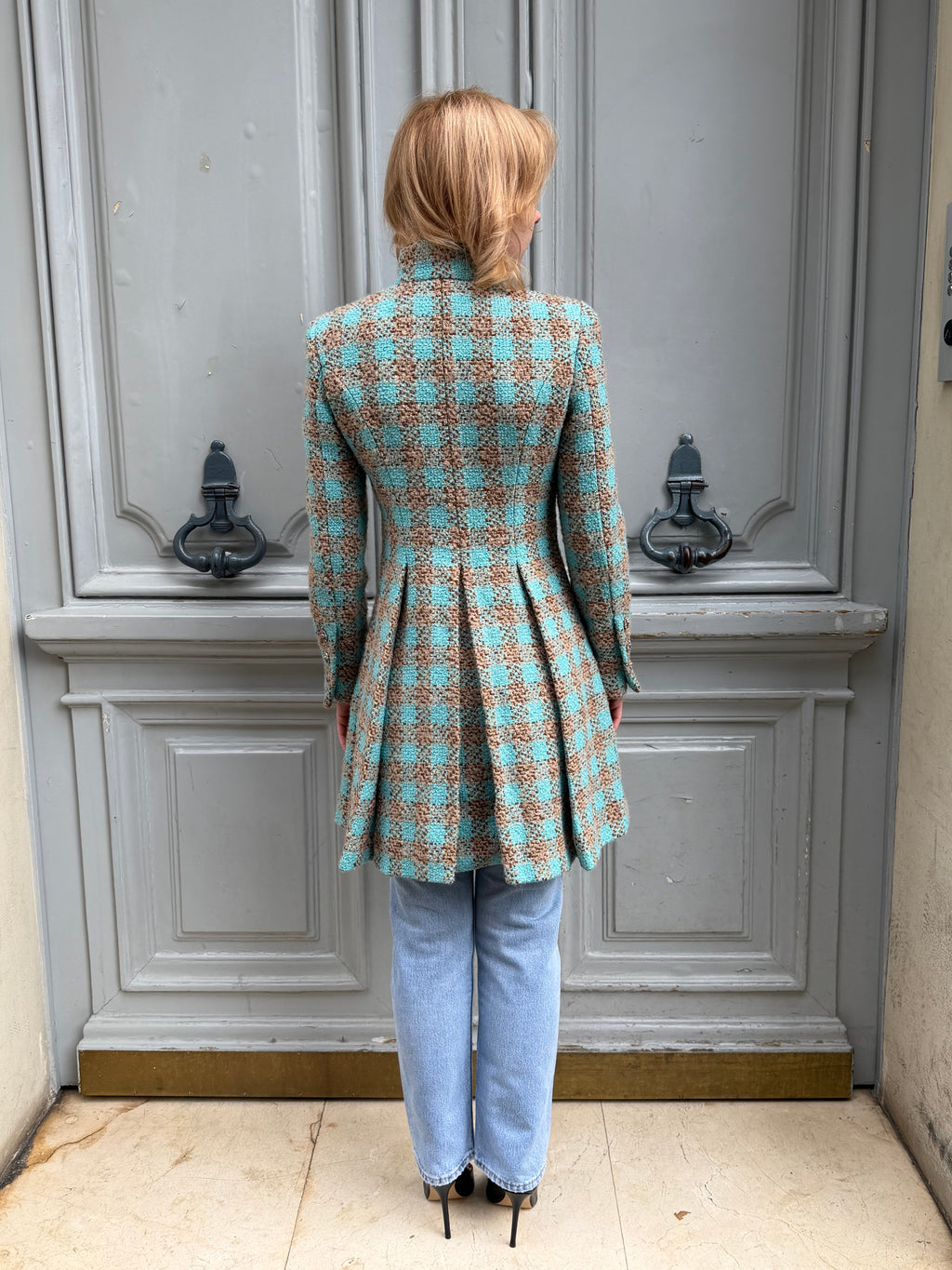 Manteau Chanel en tweed damier turquoise et camel