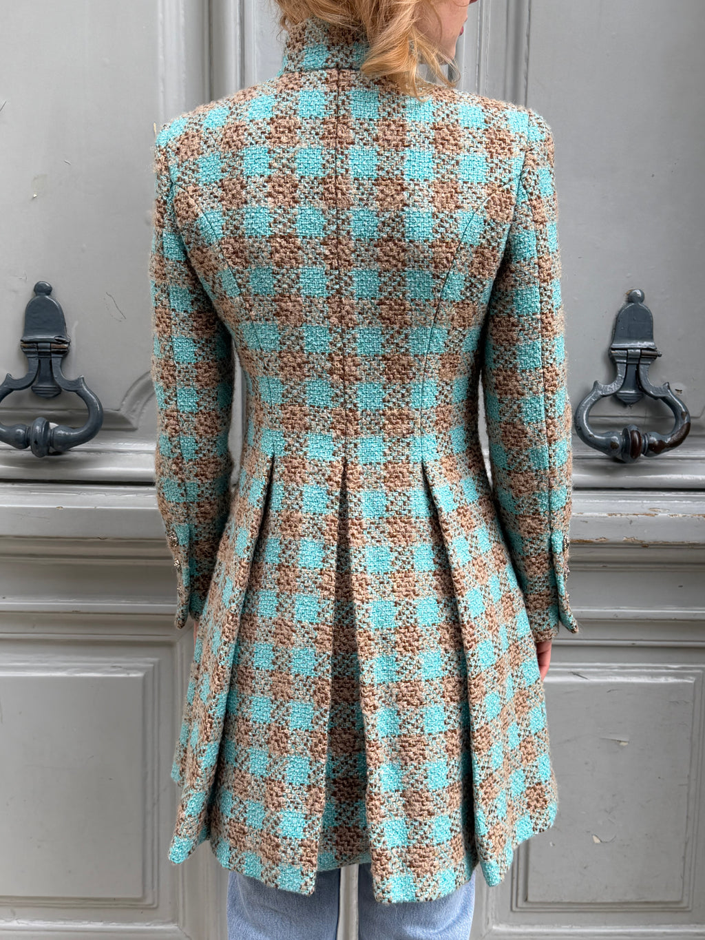 Manteau Chanel en tweed damier turquoise et camel