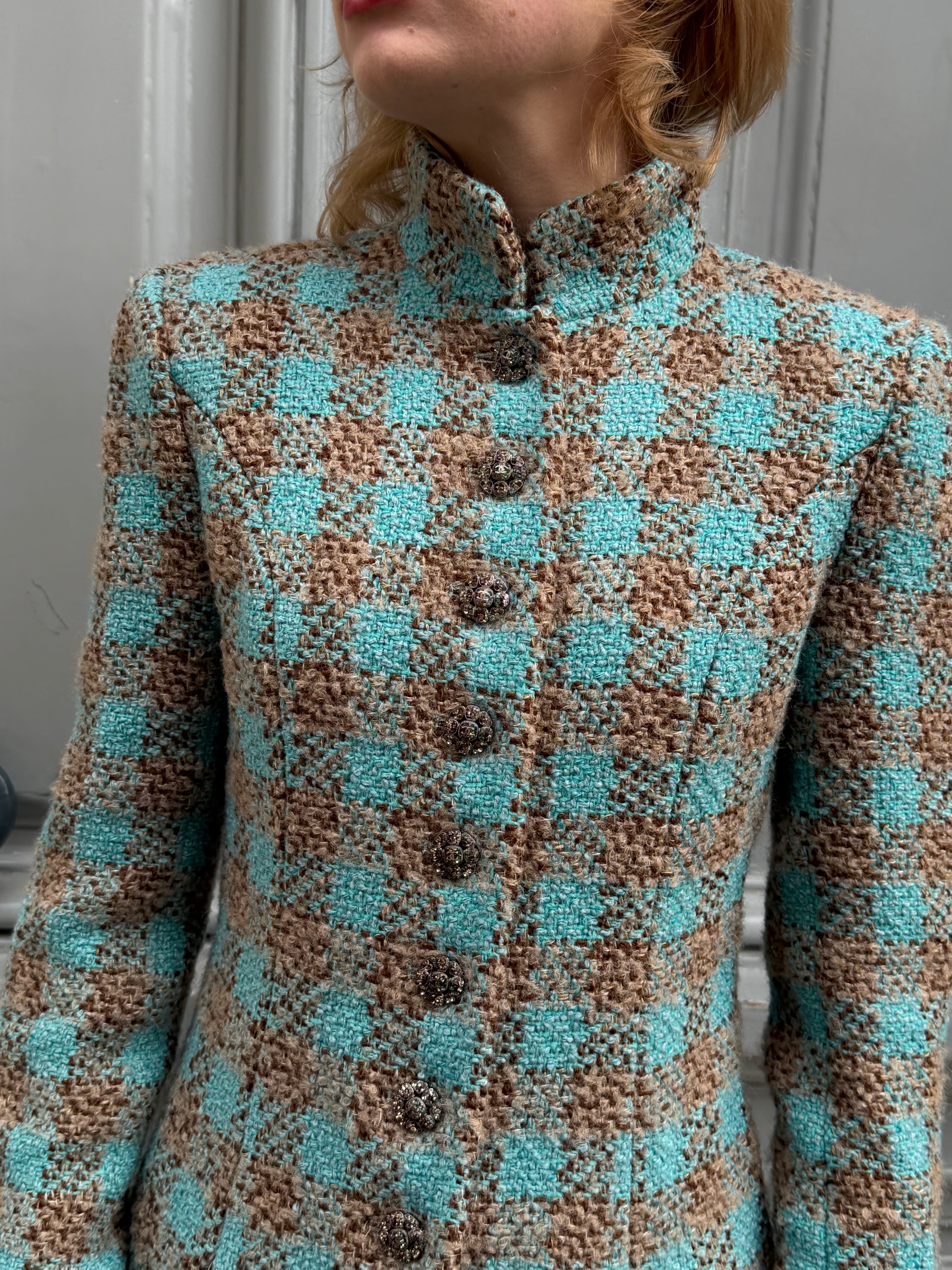 Manteau Chanel en tweed damier turquoise et camel