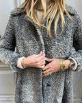 Manteau gris en astrakan