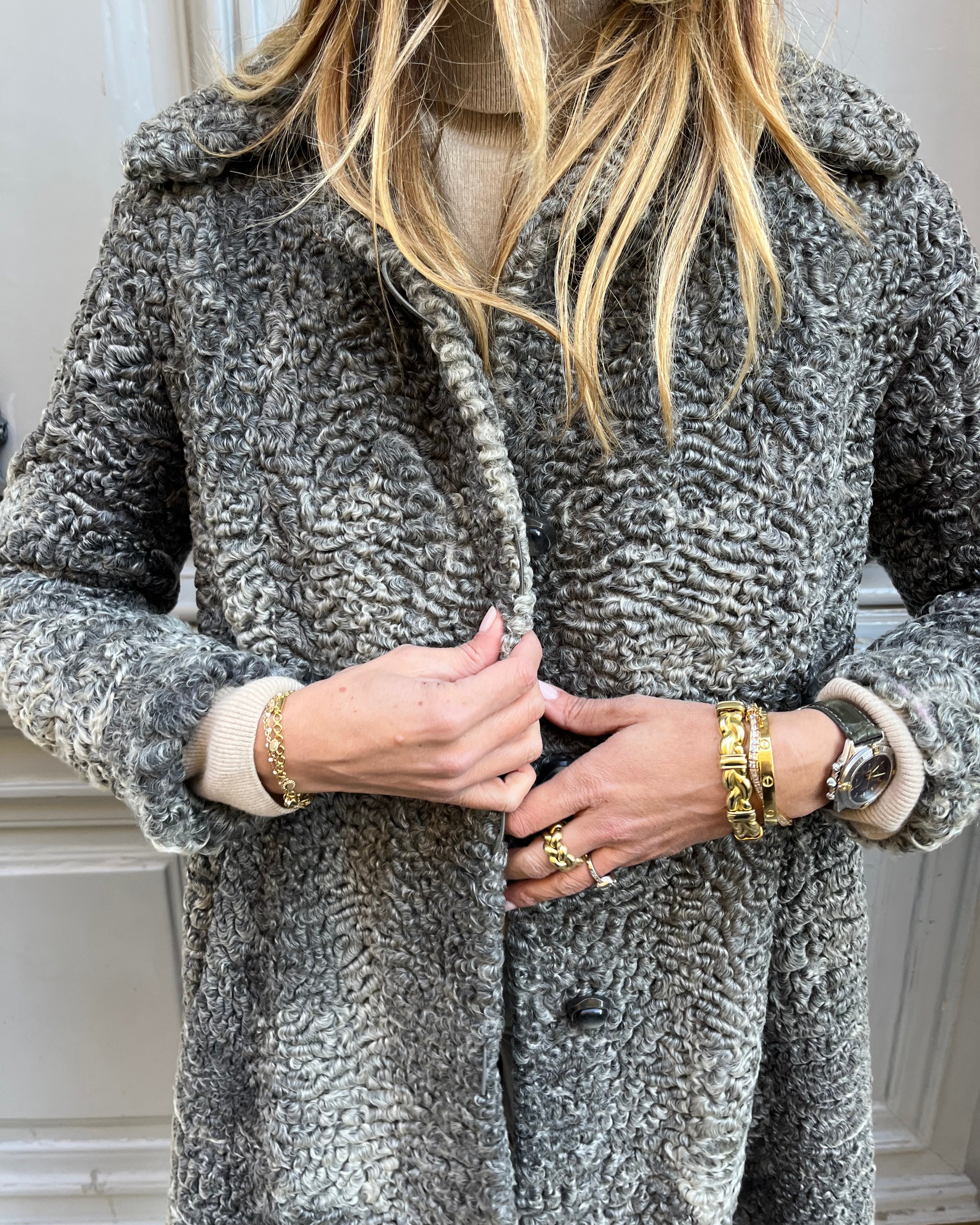 Manteau gris en astrakan