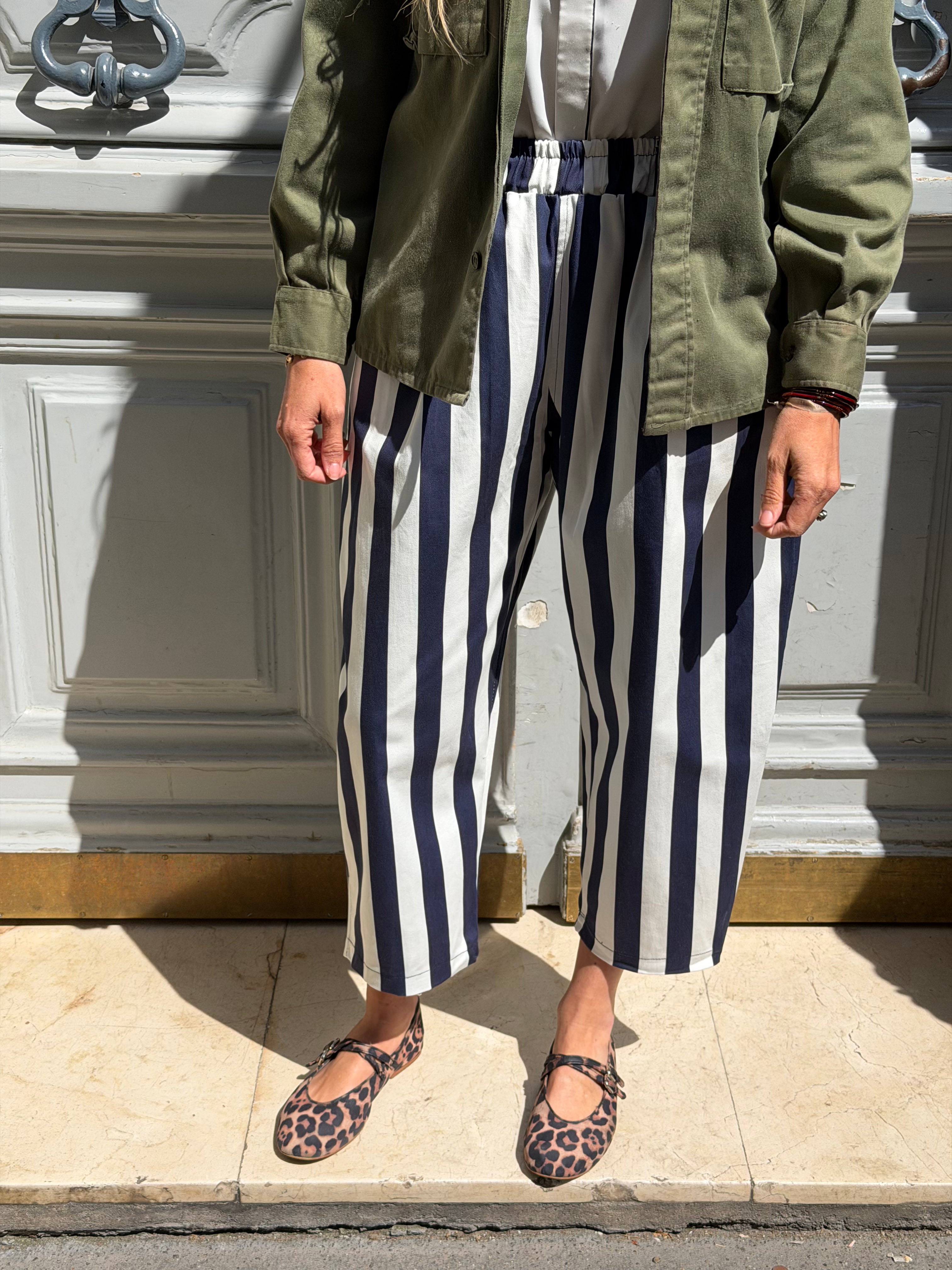 Pantalon rayé marine et blanc