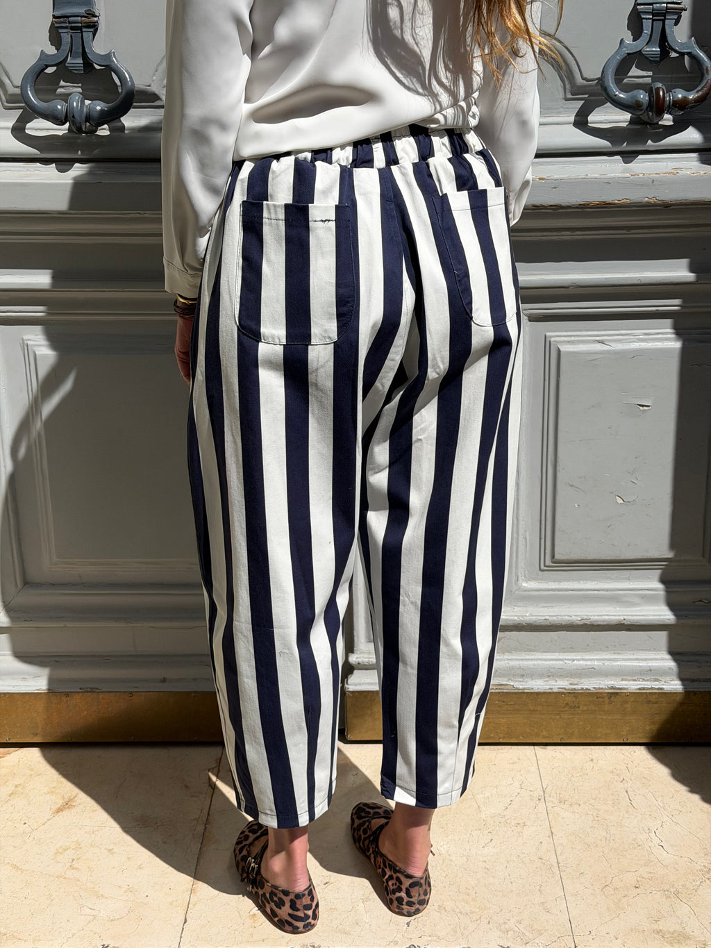 Pantalon rayé marine et blanc