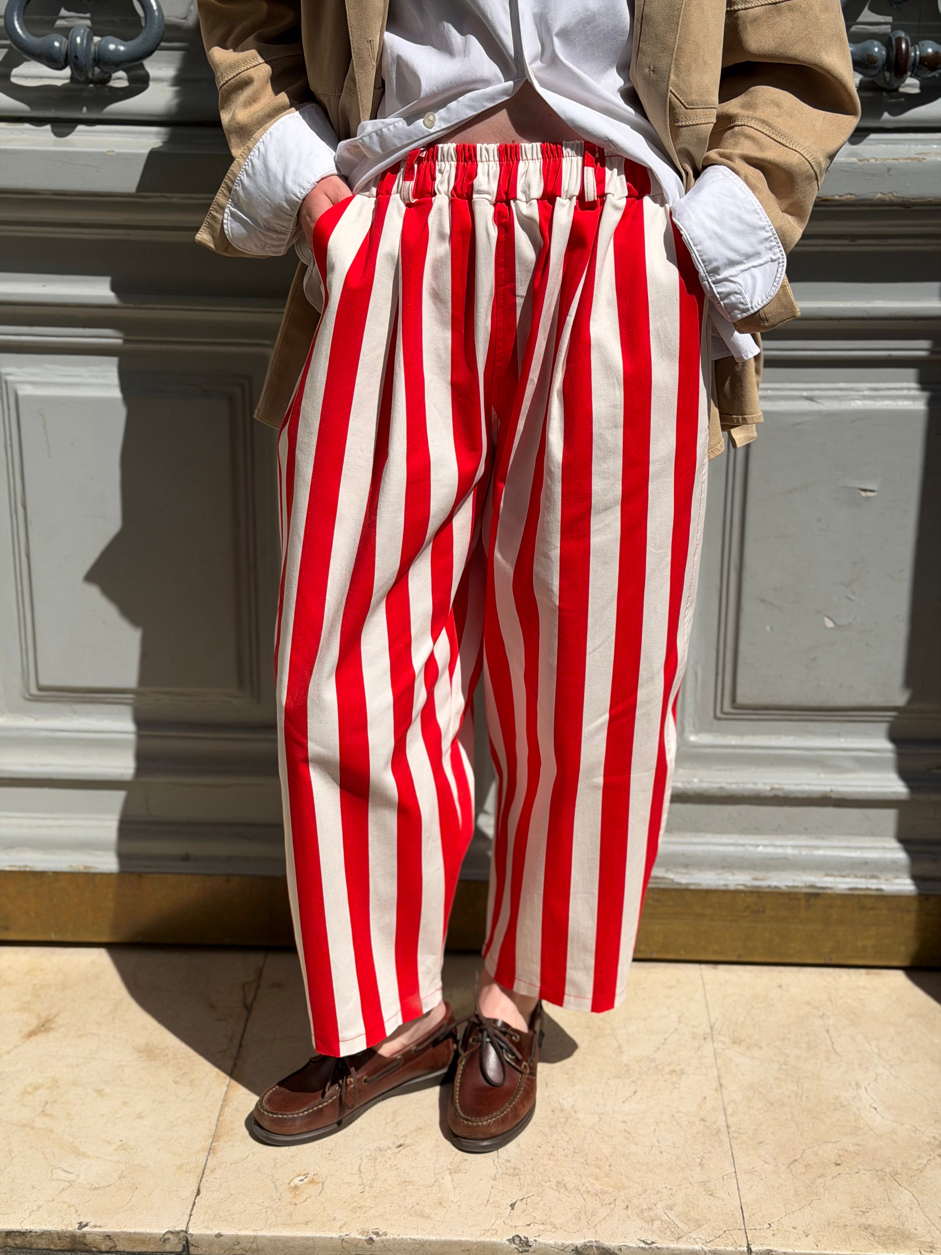 Pantalon rayé rouge et blanc