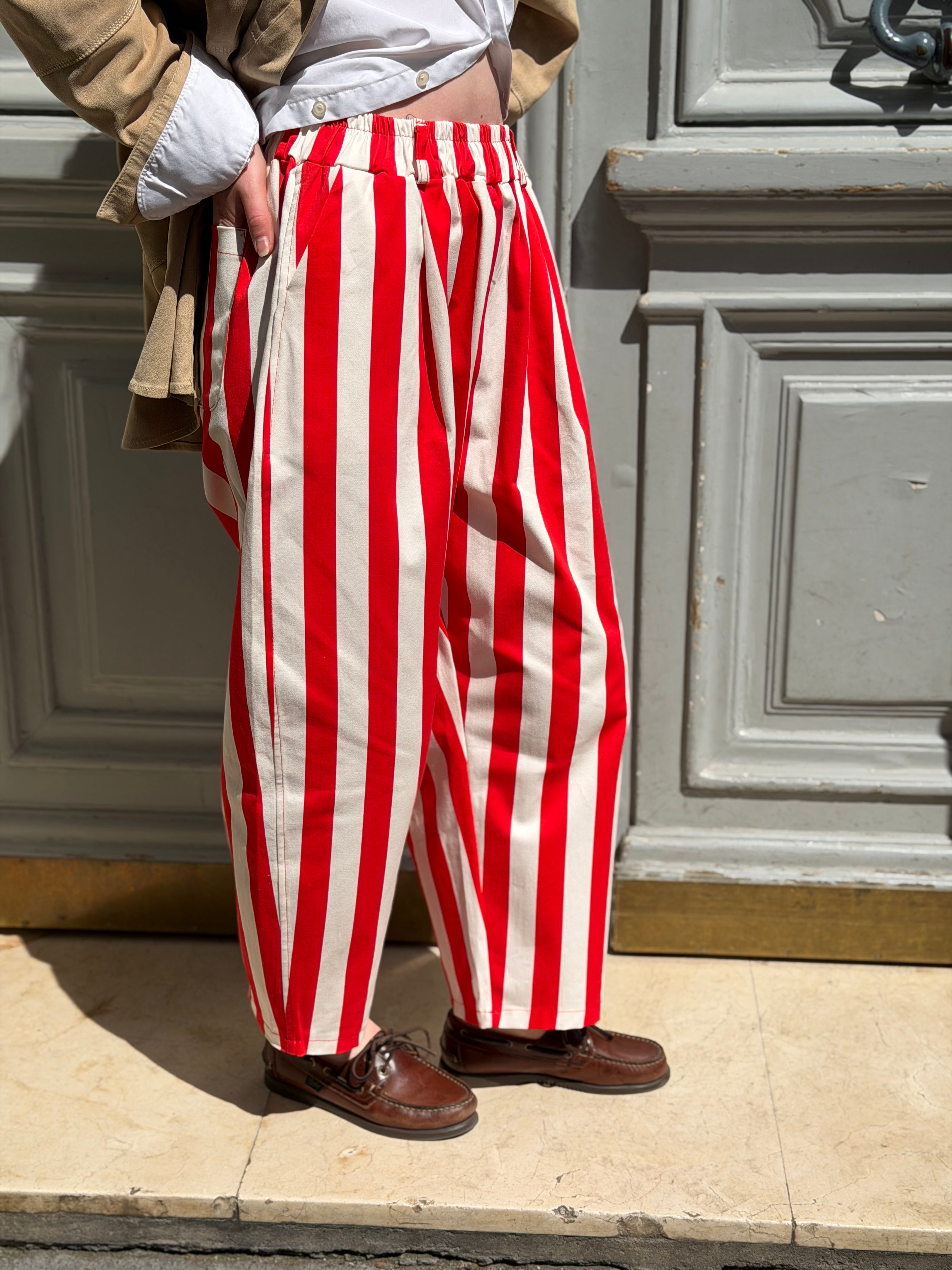 Pantalon rayé rouge et blanc