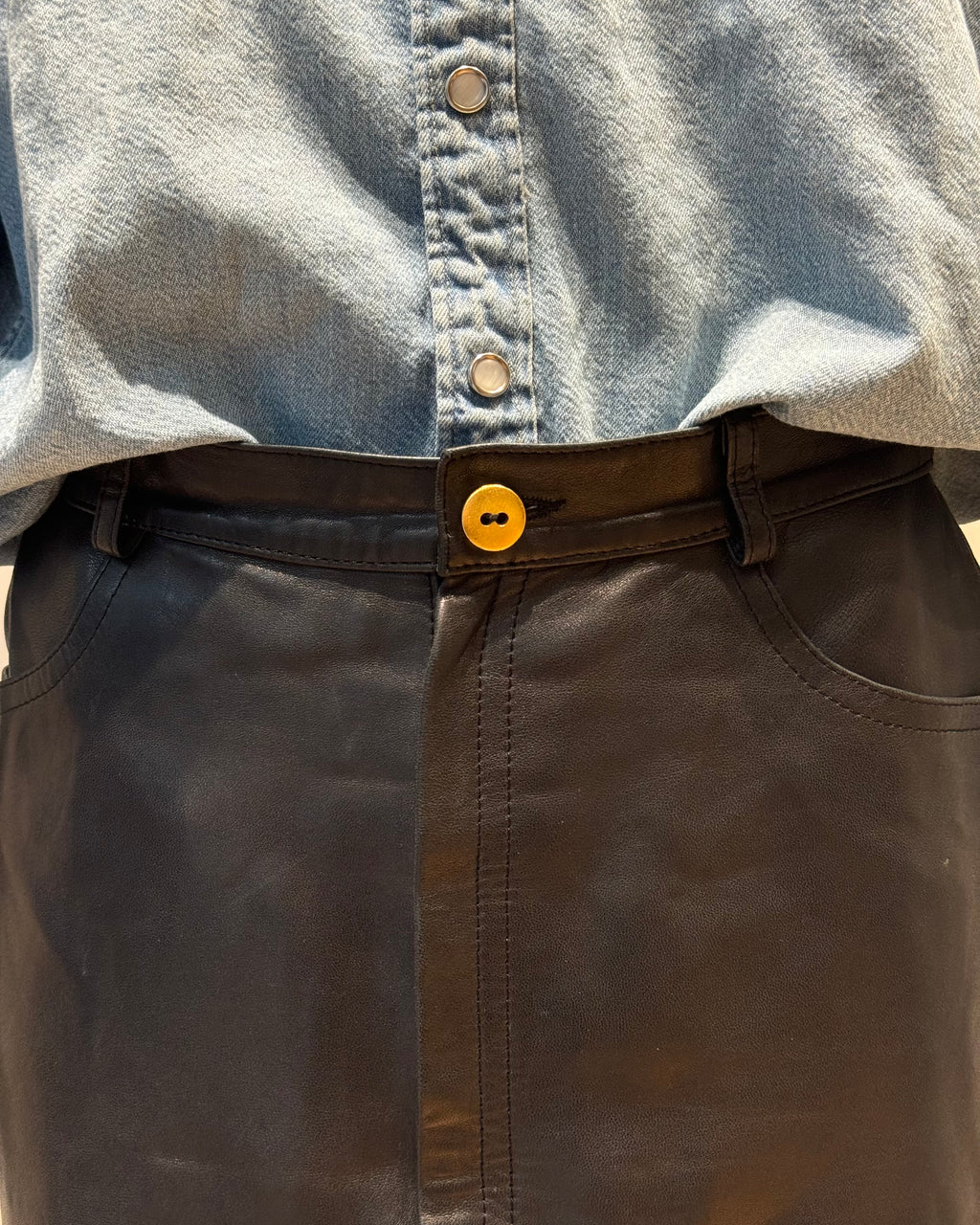 Mini jupe en cuir noir