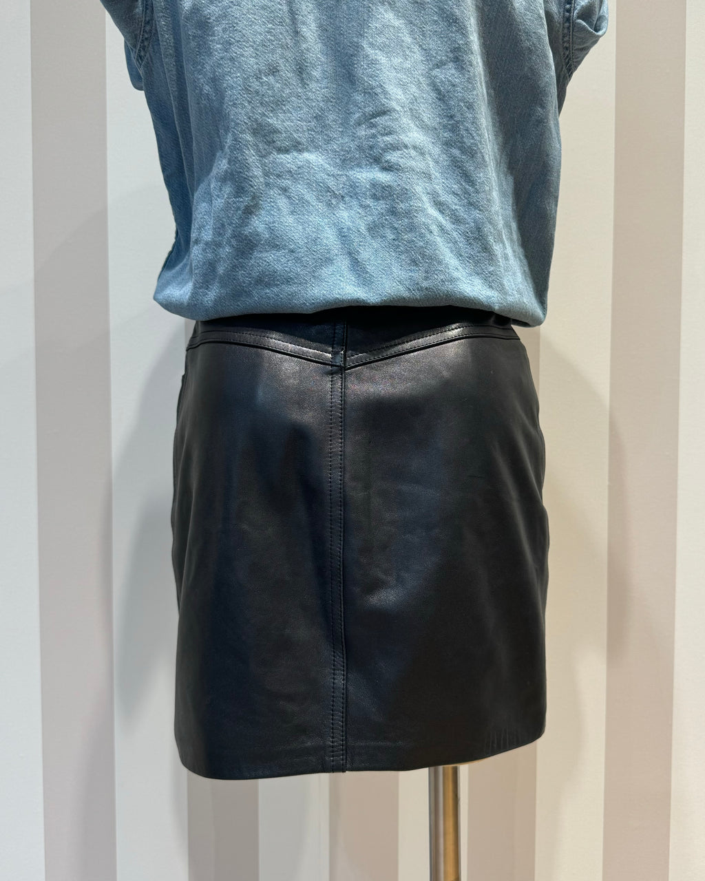 Mini jupe en cuir noir