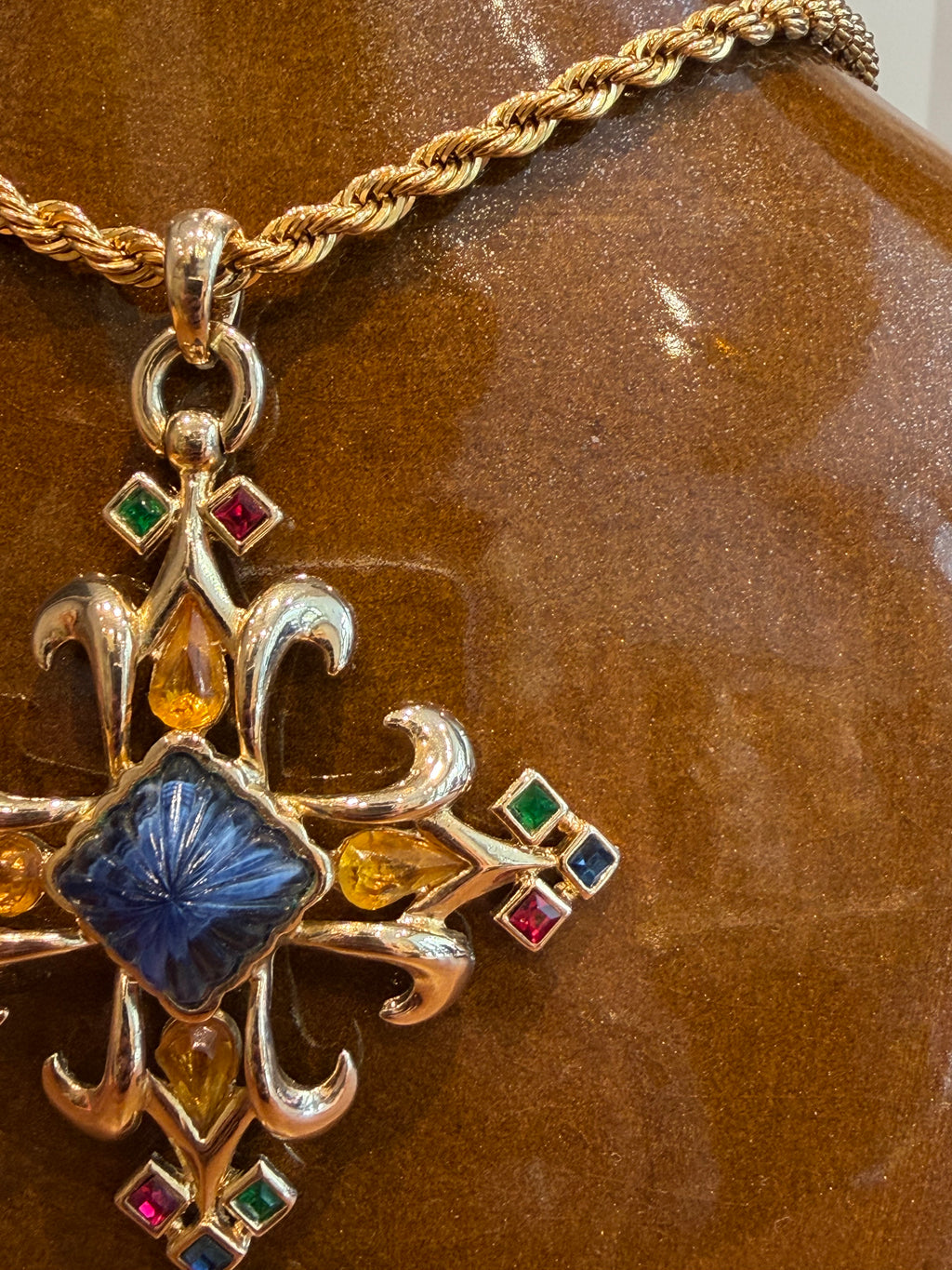 Pendentif vintage croix ornée multicolore