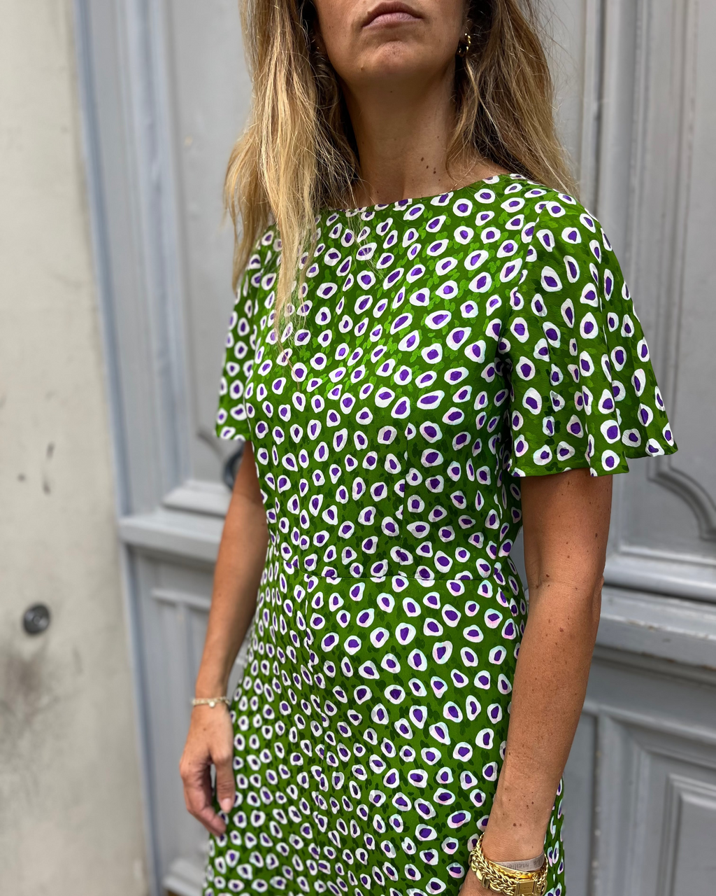 Robe verte à pois violets