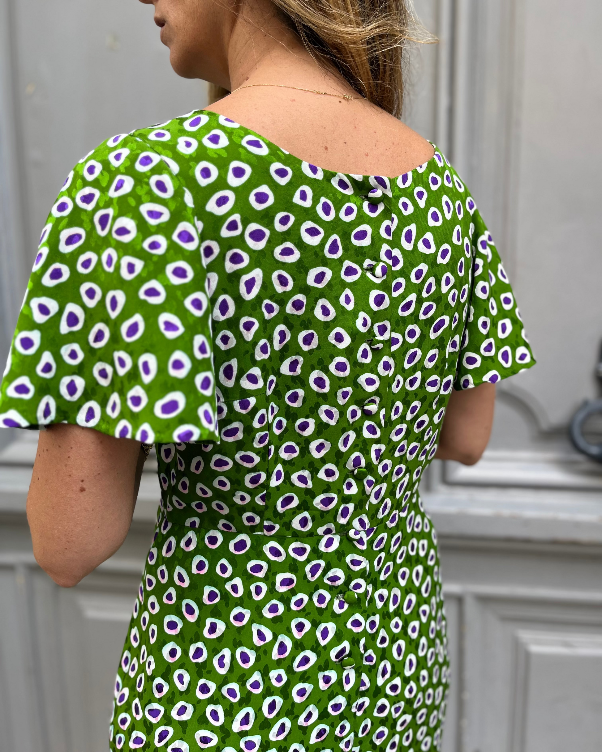Robe verte à pois violets