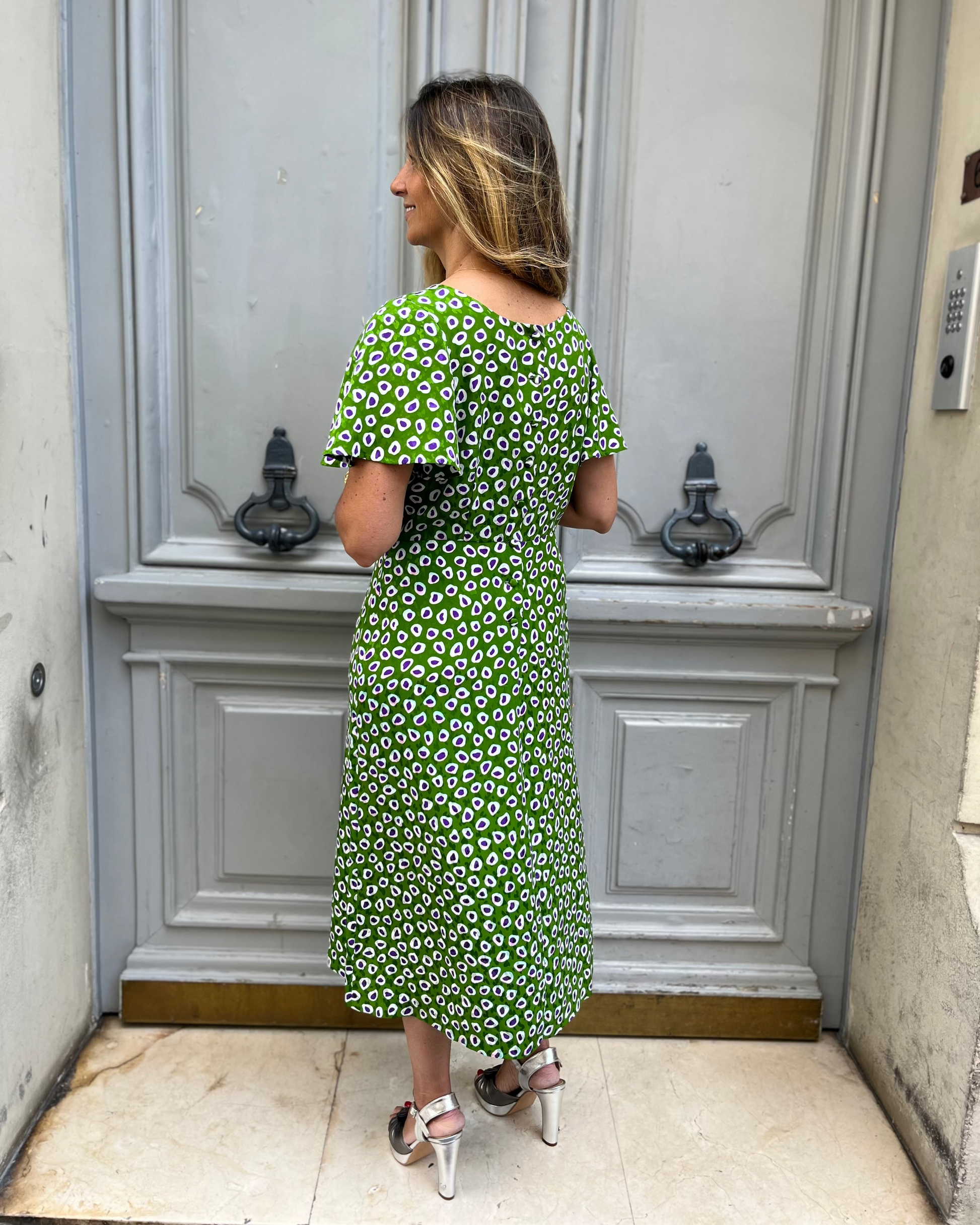 Robe verte à pois violets