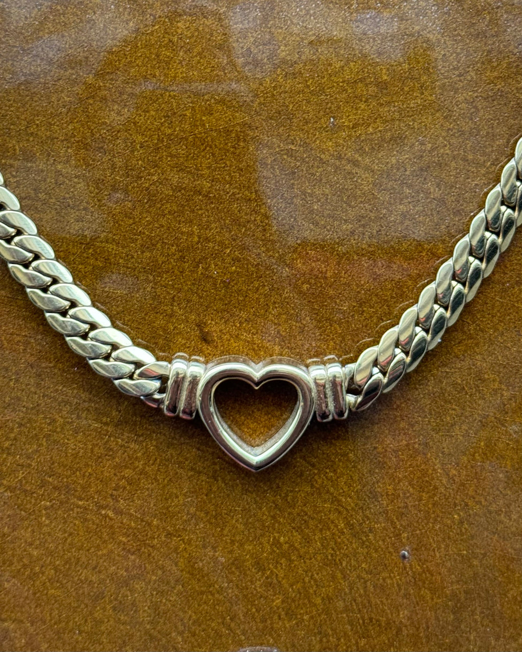 Collier doré avec un petit cœur