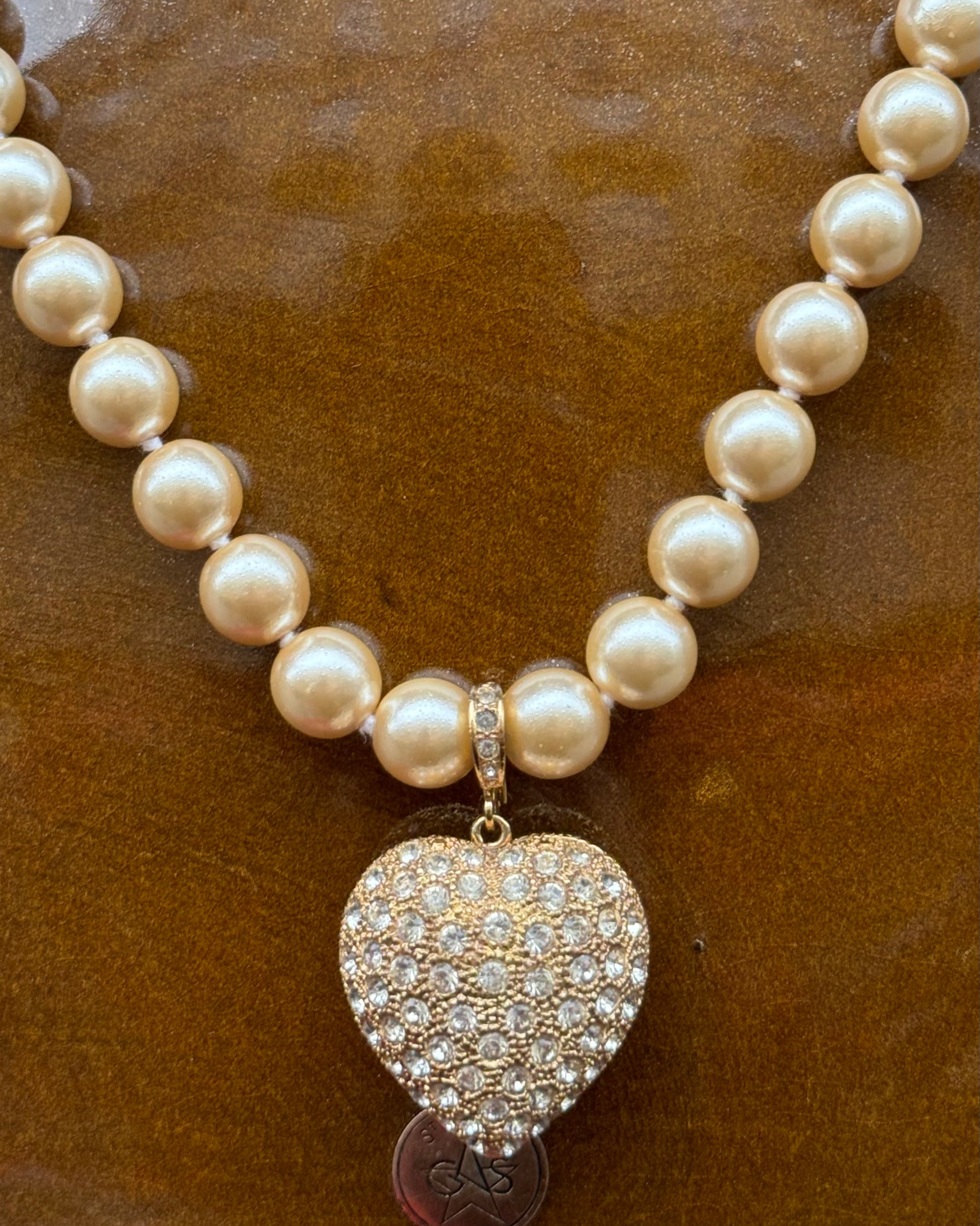 Collier Monet en perles rose avec pendentif cœur