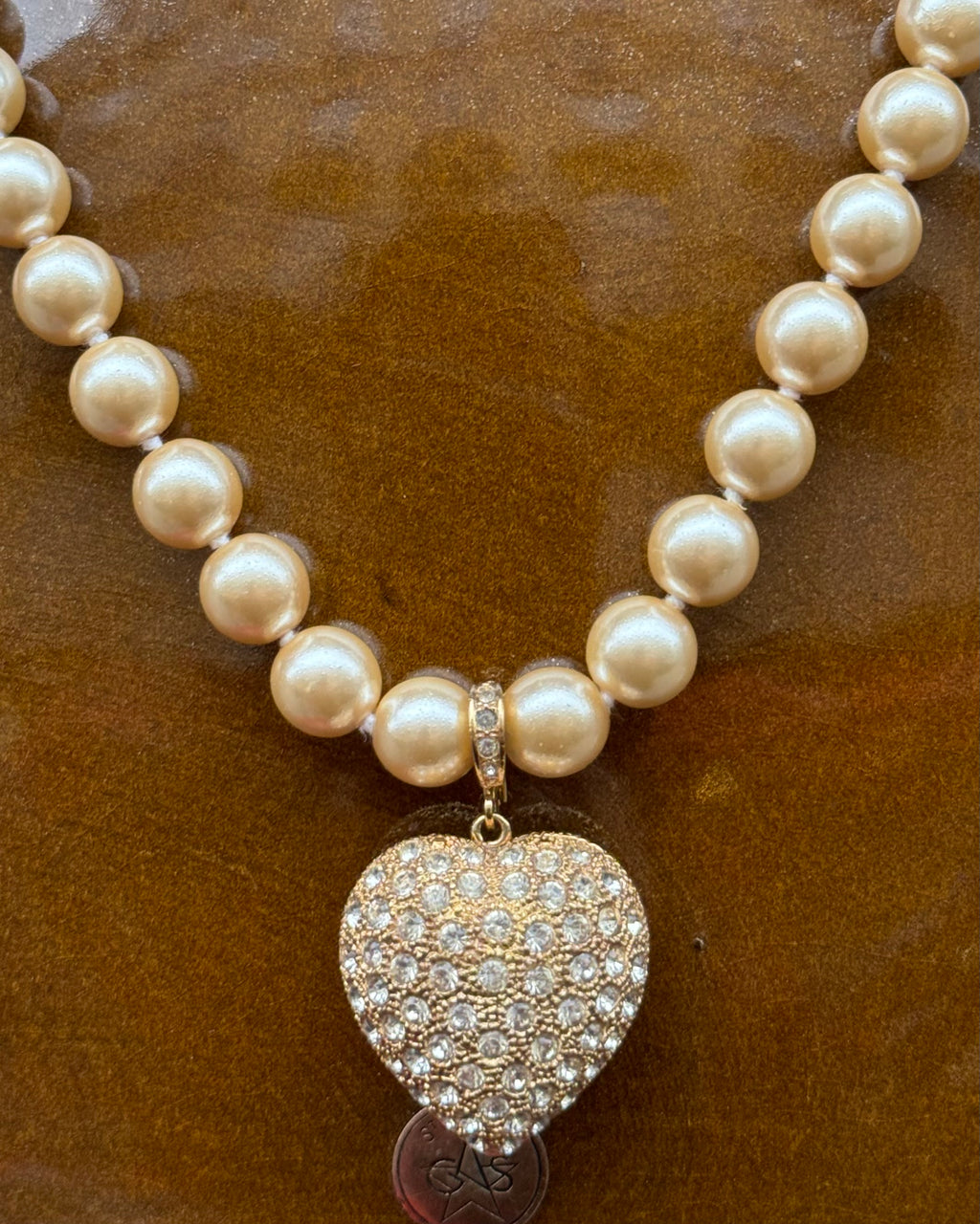Collier Monet en perles rose avec pendentif cœur