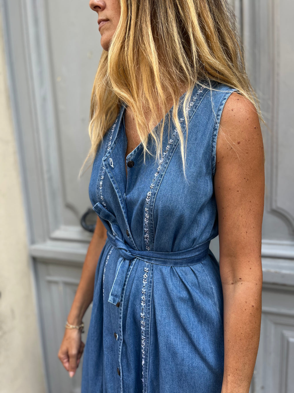 Robe en jean à broderies
