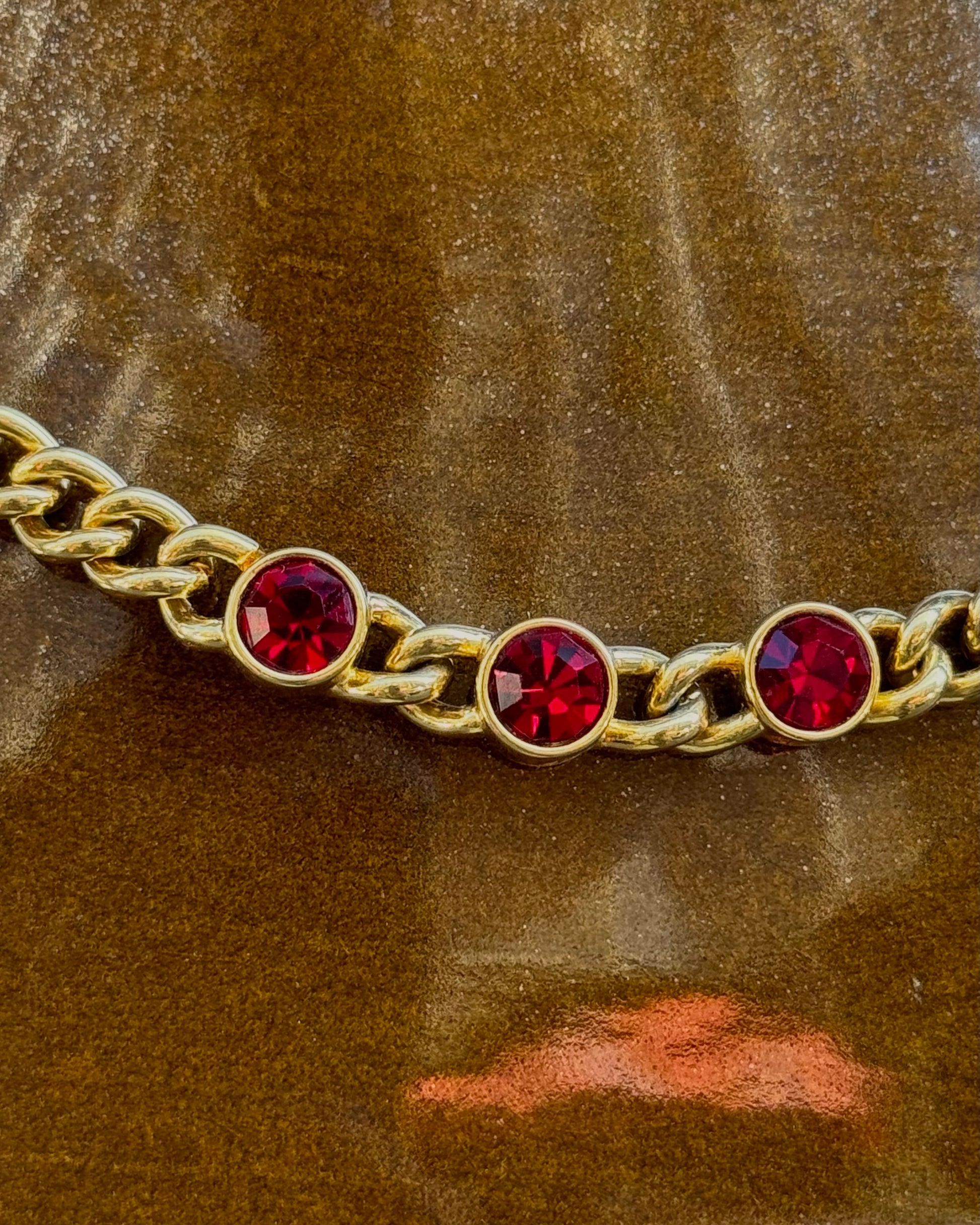 Collier doré Monet à pierres rouges
